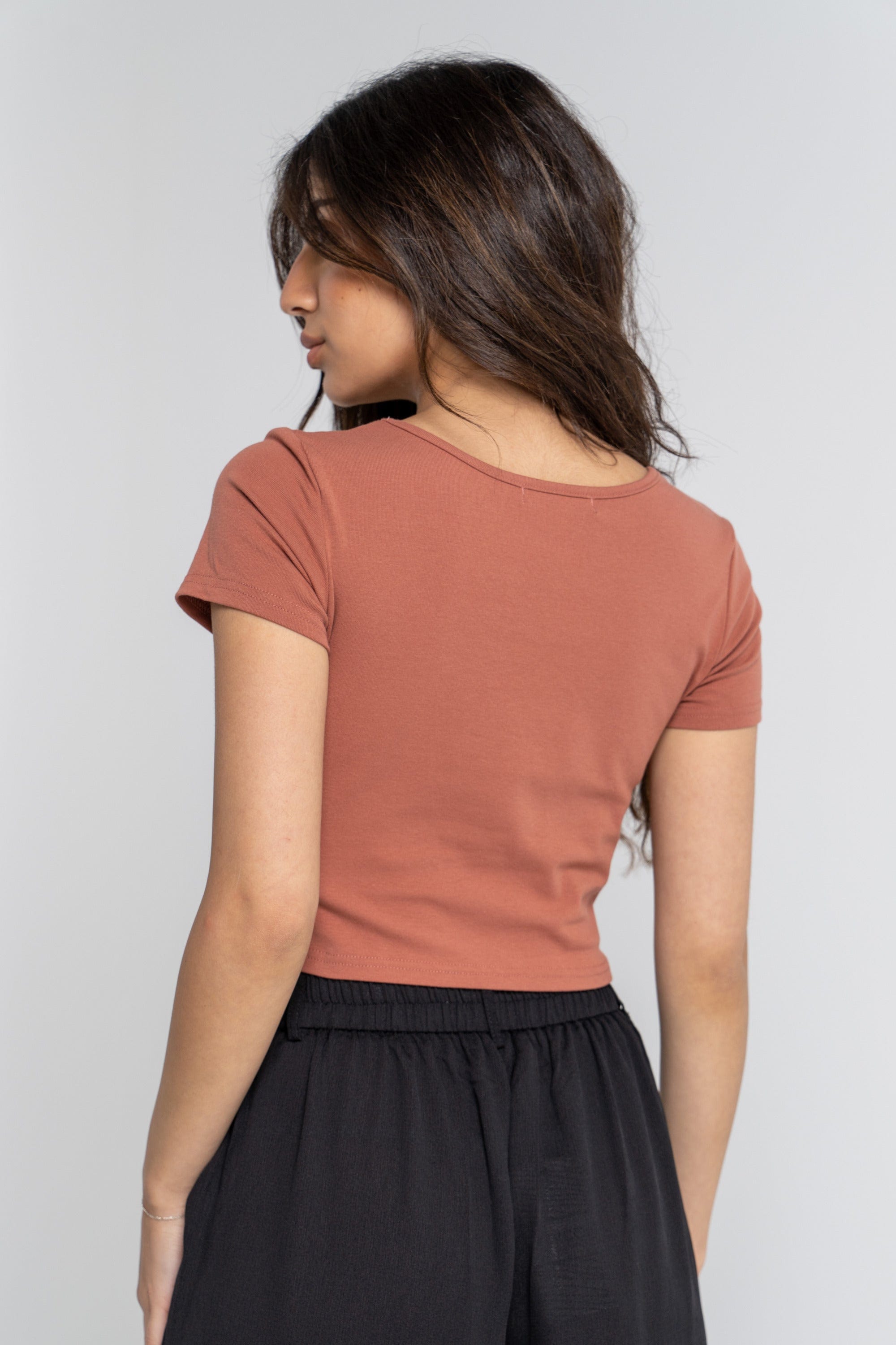 ميكا بلوزة أكمام قصيرة سادة فتحة صدر مربعة