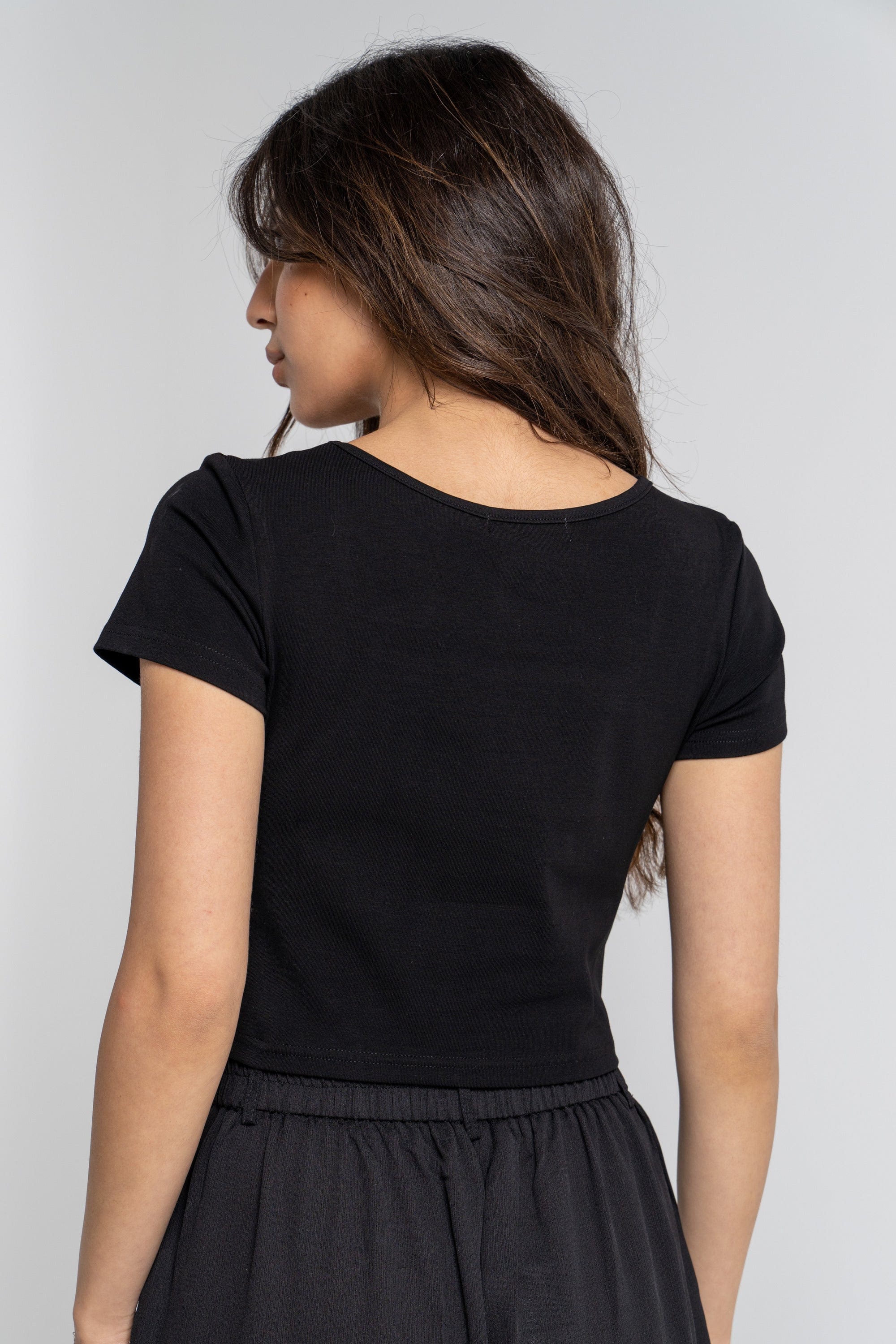 ميكا بلوزة أكمام قصيرة سادة فتحة صدر مربعة