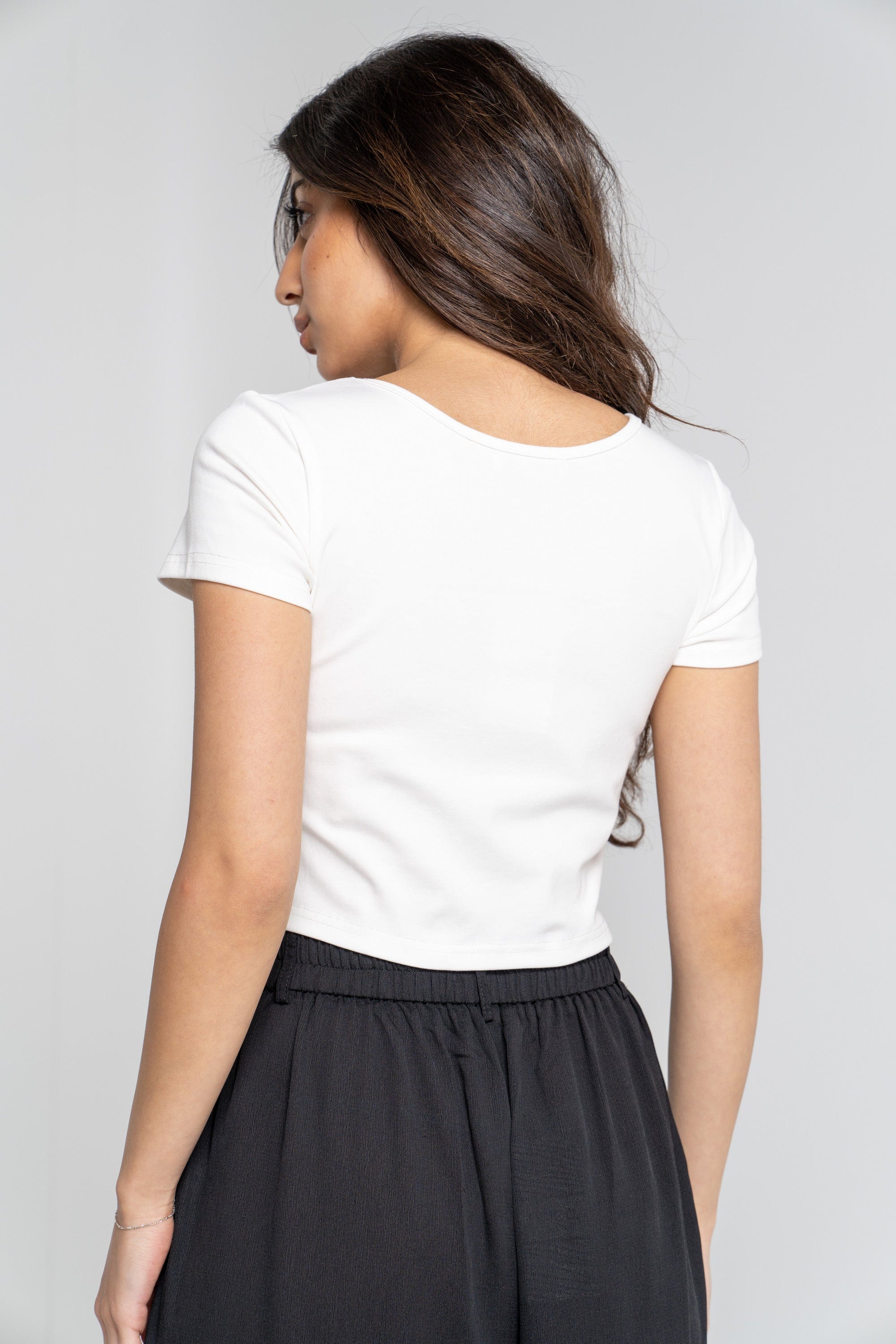 ميكا بلوزة أكمام قصيرة سادة فتحة صدر مربعة