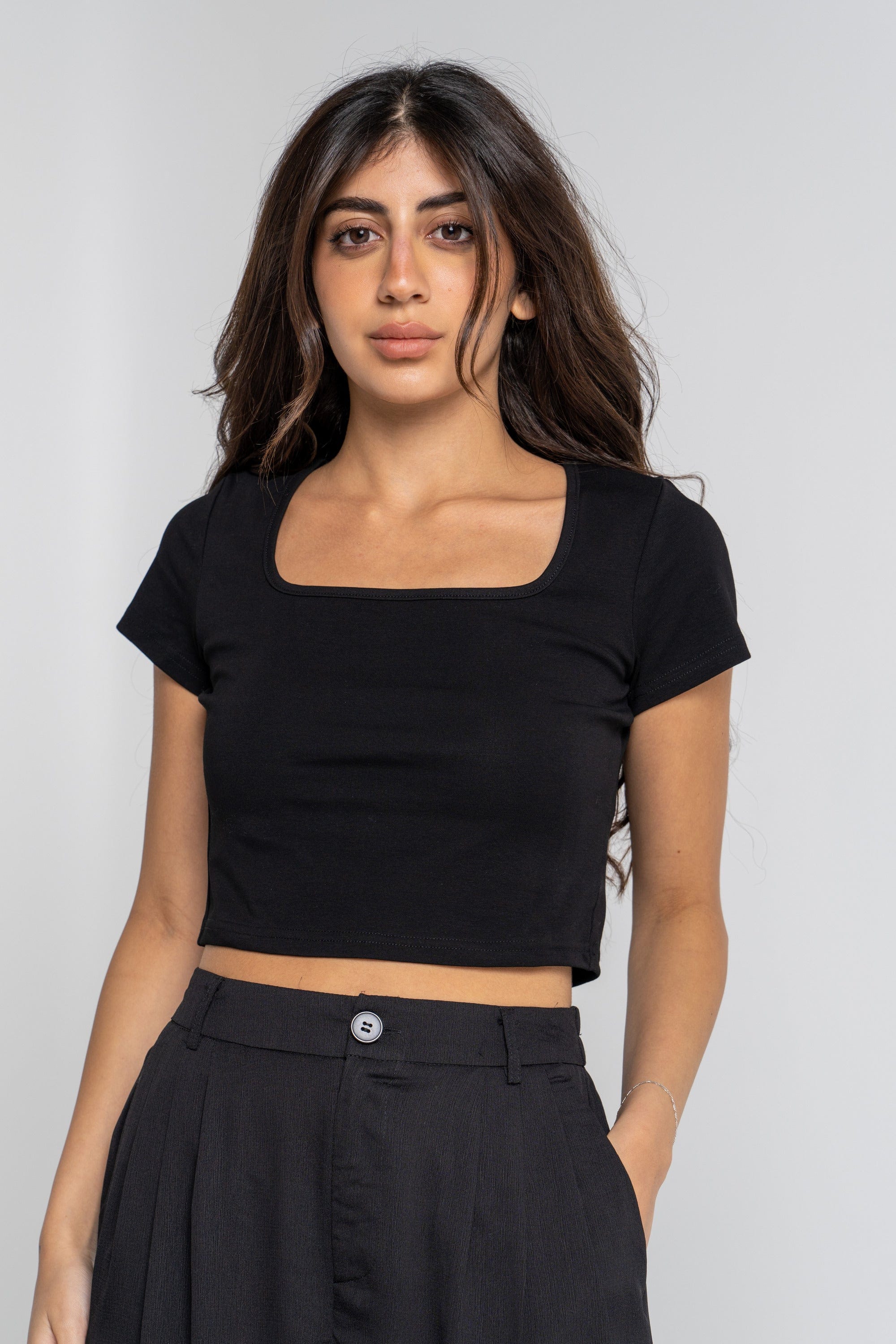 ميكا بلوزة أكمام قصيرة سادة فتحة صدر مربعة