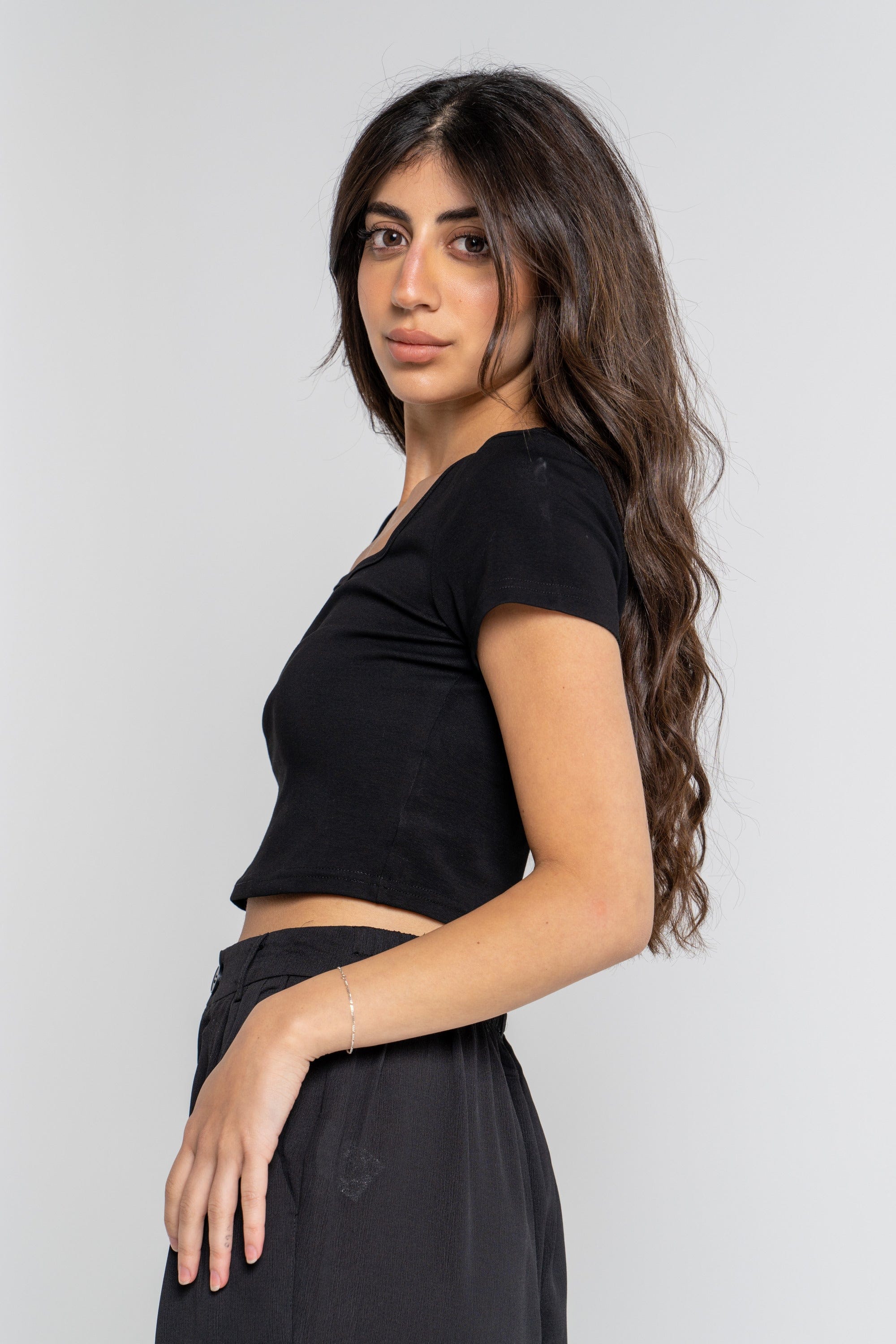 ميكا بلوزة أكمام قصيرة سادة فتحة صدر مربعة