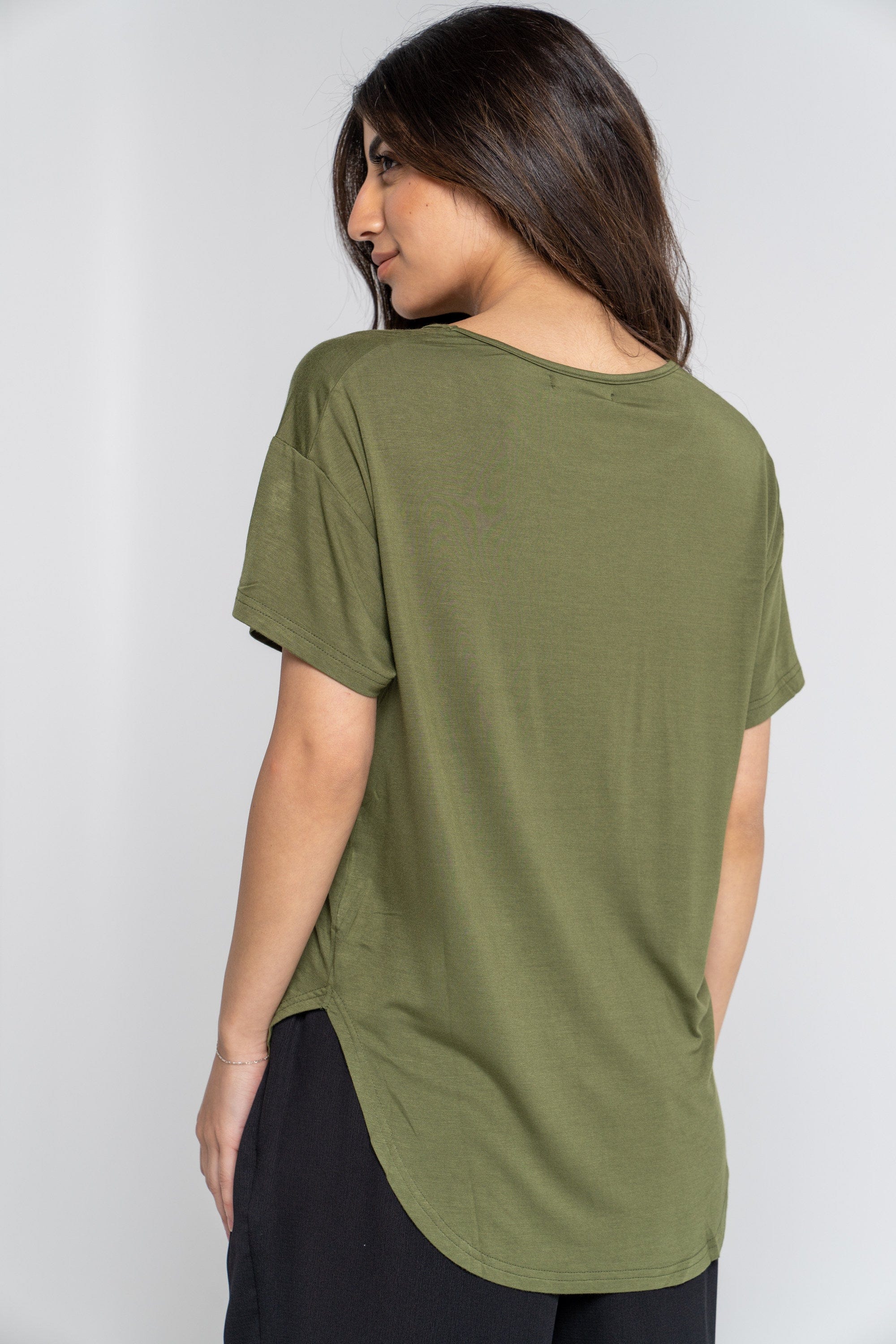 ميكا بلوزة سادة برقبة دائرية كم قصير