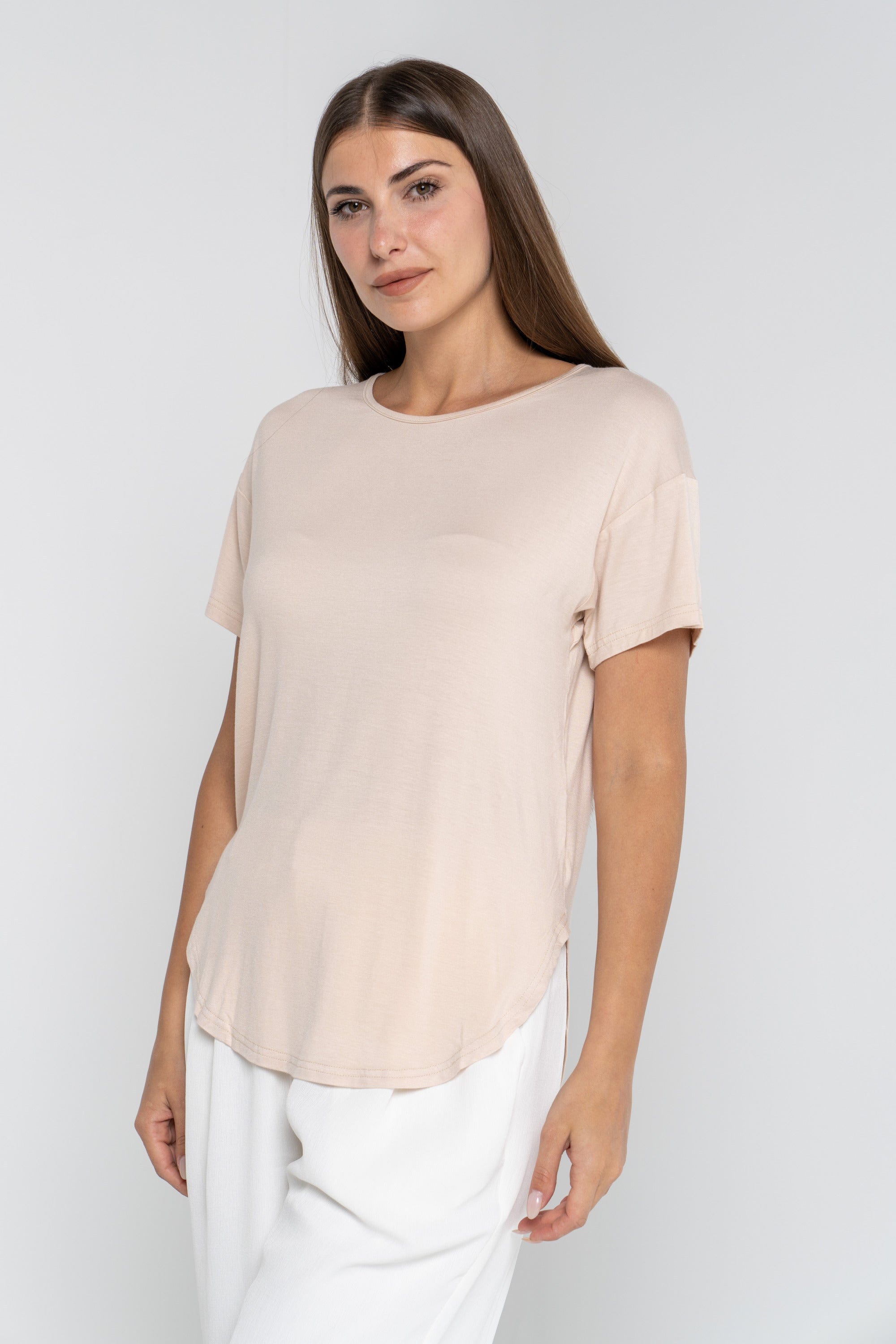 ميكا بلوزة سادة برقبة دائرية كم قصير