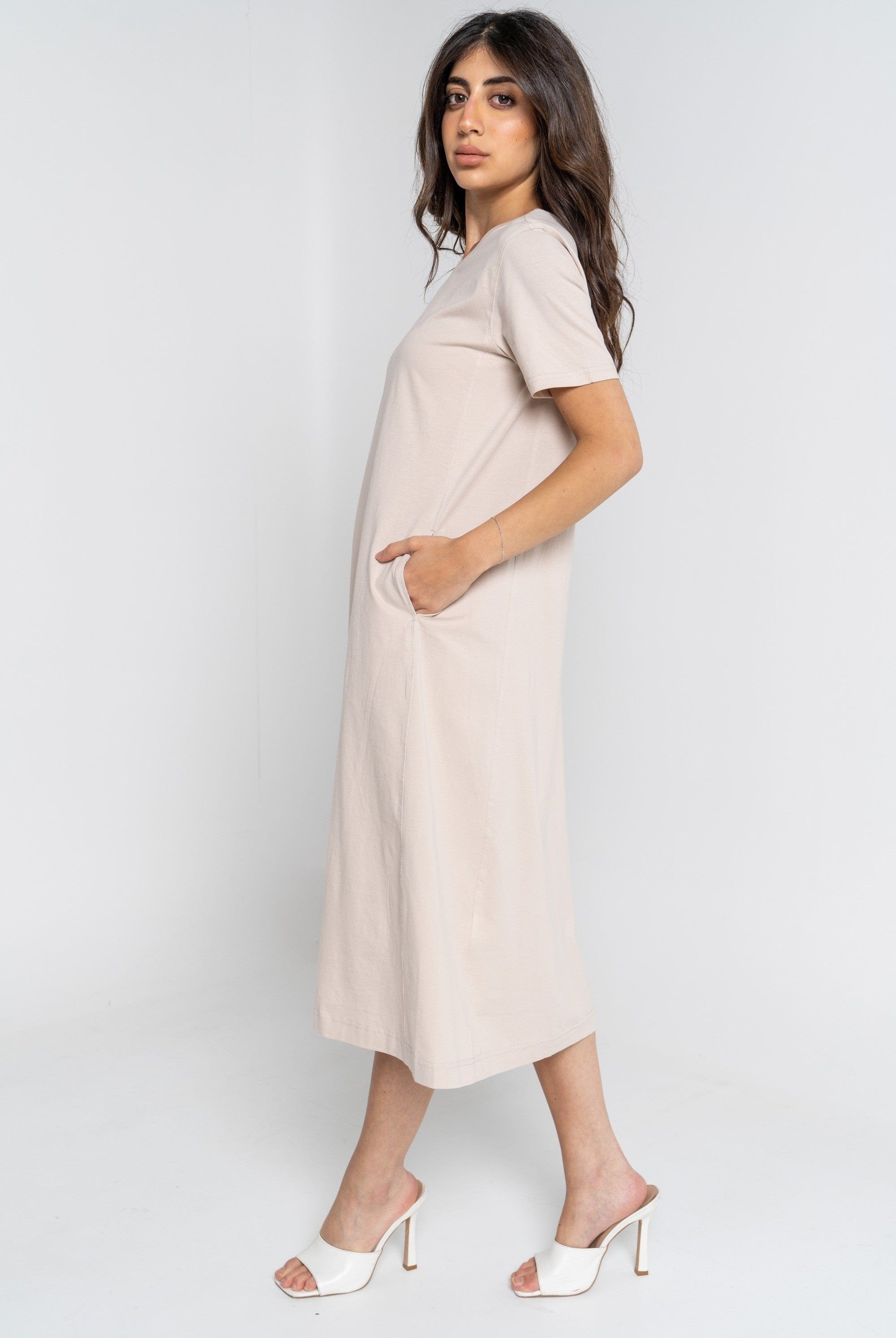 ميكا فستان ميدي سادة بأكمام قصيرة بجيوب