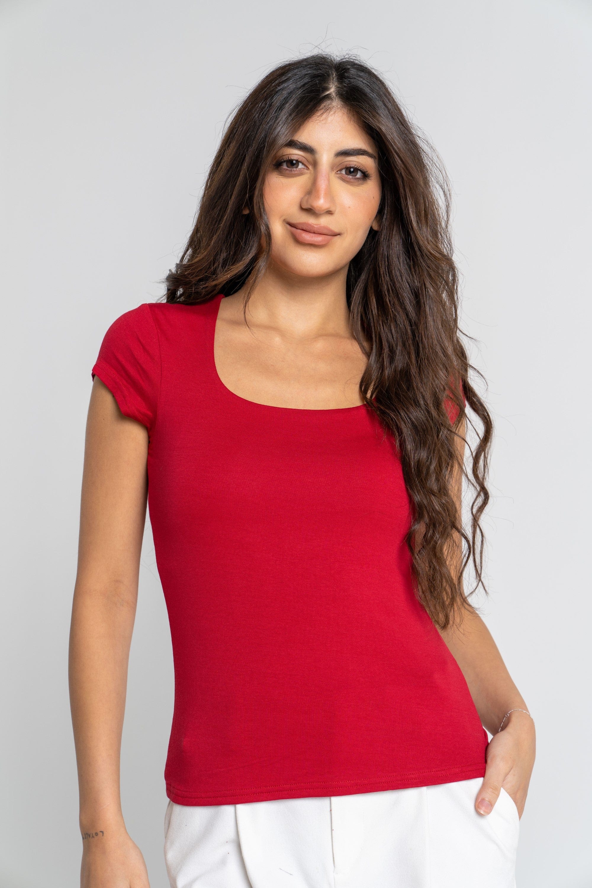 ميكا بلوزة أكمام قصيرة سادة بفتحة صدر واسعة