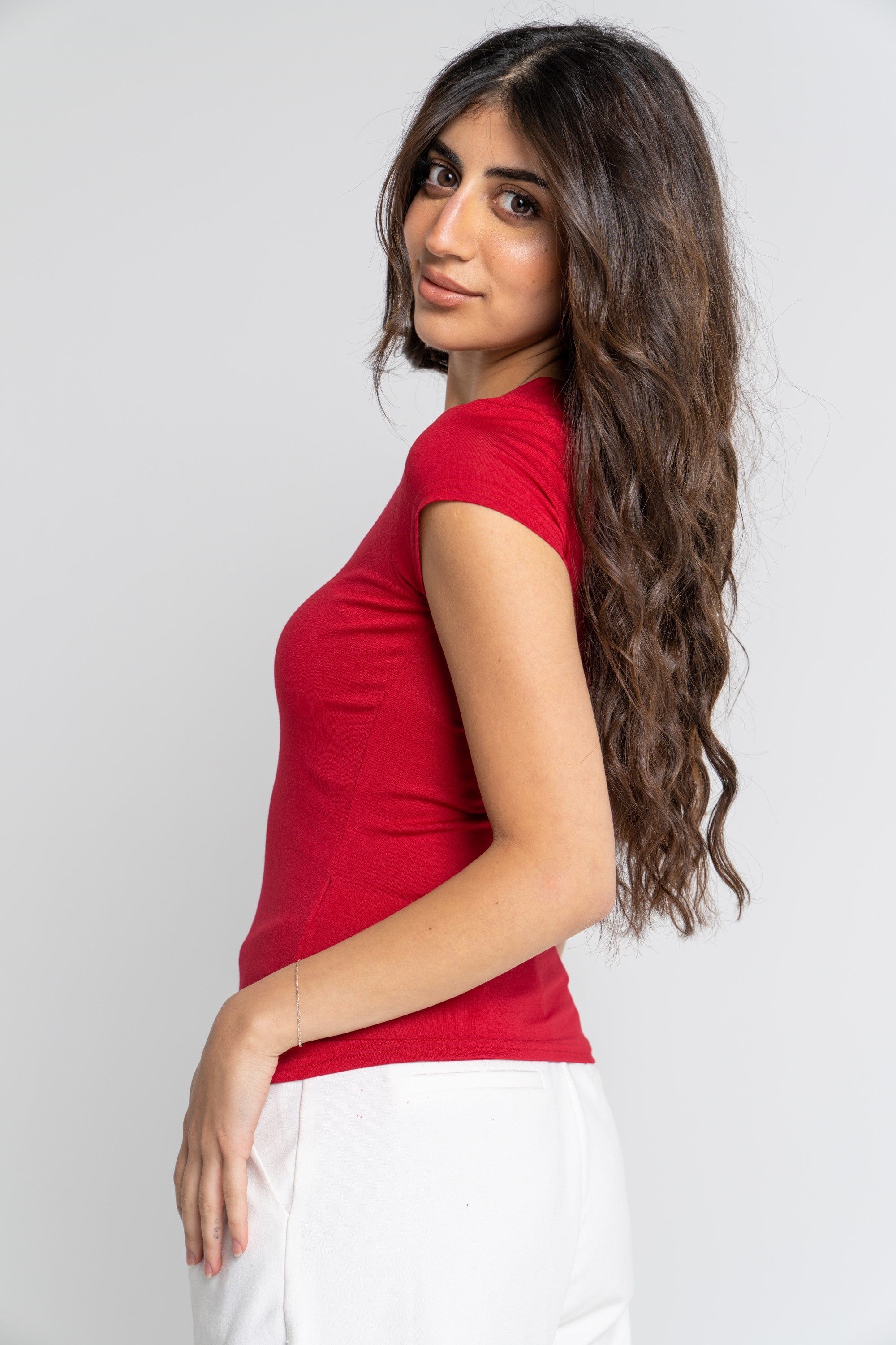 ميكا بلوزة أكمام قصيرة سادة بفتحة صدر واسعة