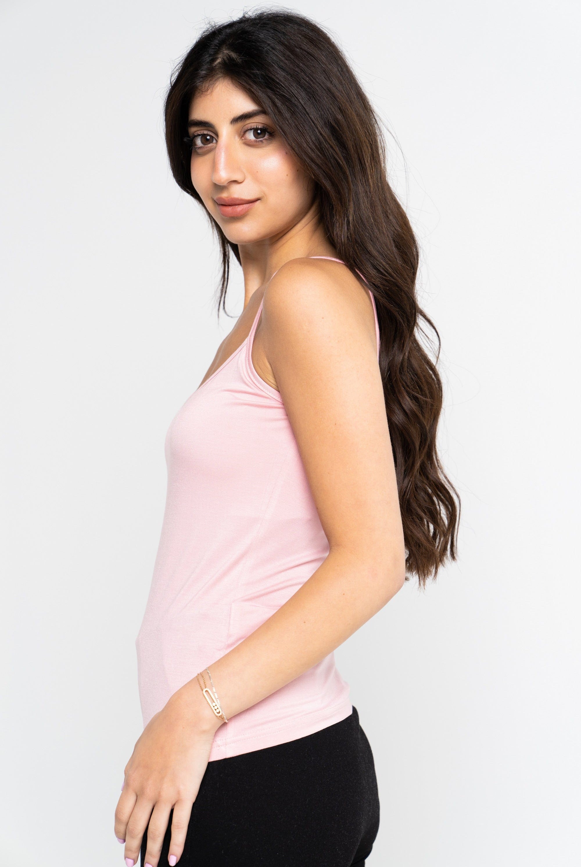 نتشي توب تانك سادة بحمالات رفيعة بفتحة صدر واسعة