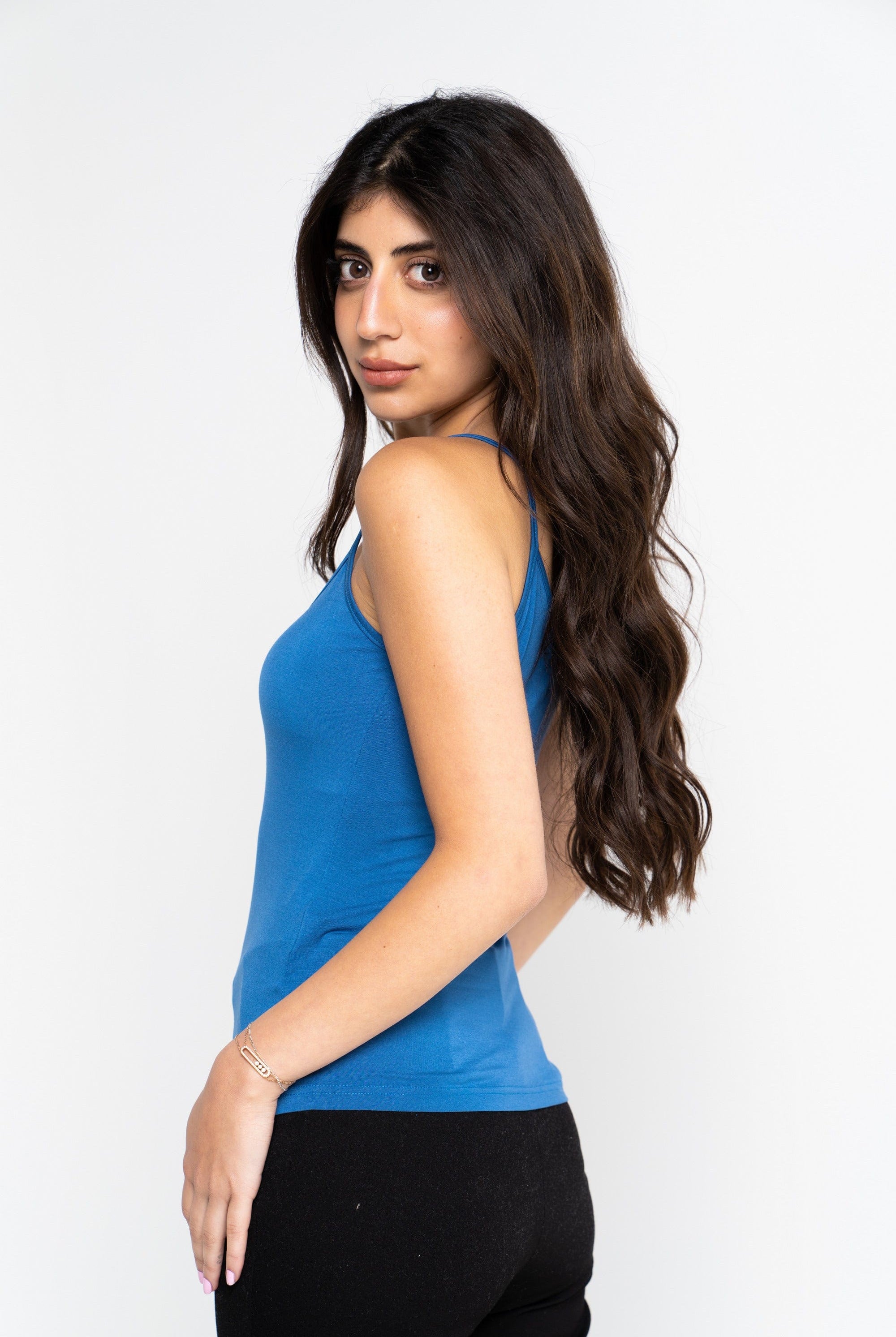 نتشي توب تانك سادة بحمالات رفيعة بفتحة صدر واسعة