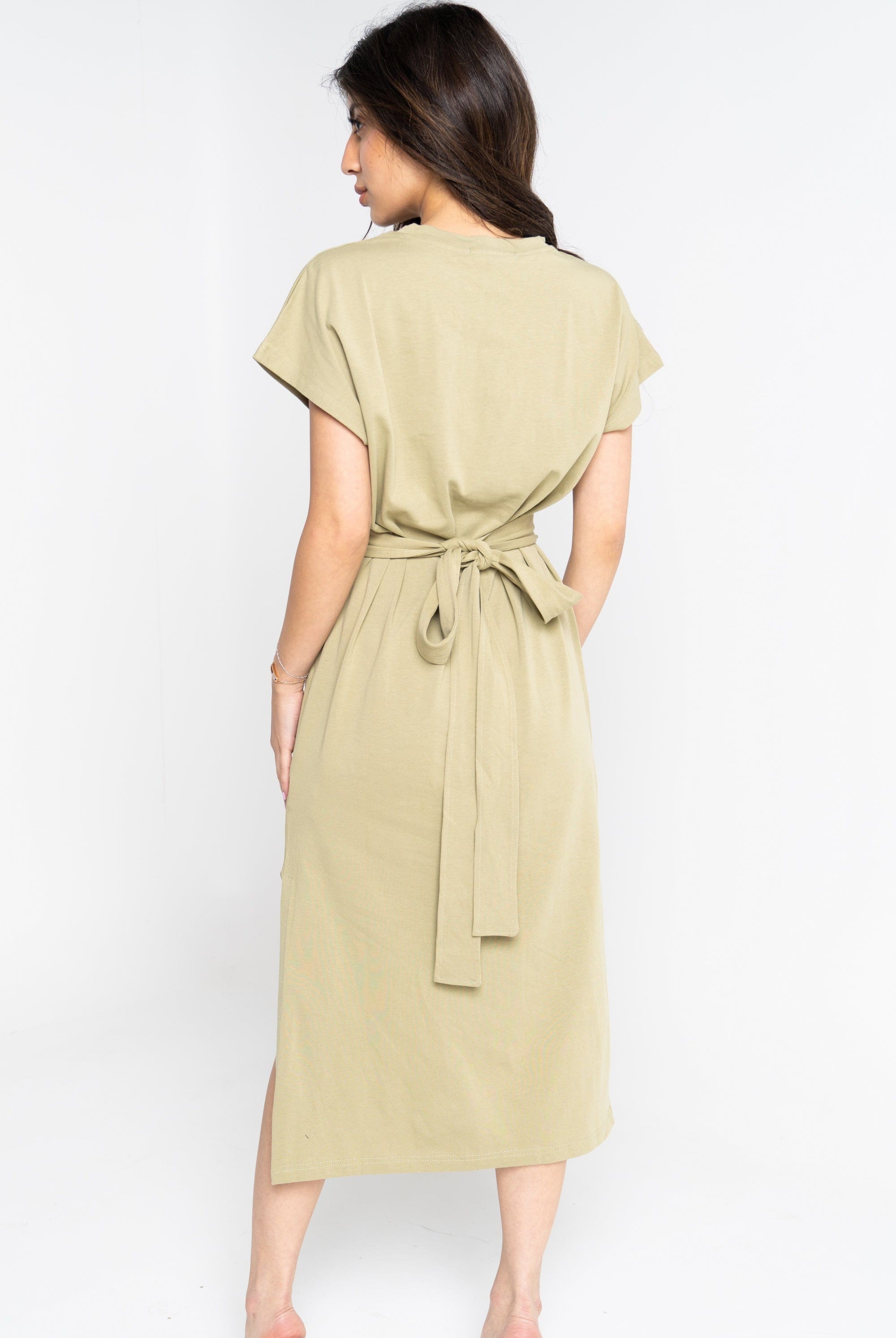 نتشي فستان ميدي بأكمام قصيرة سادة مخصر