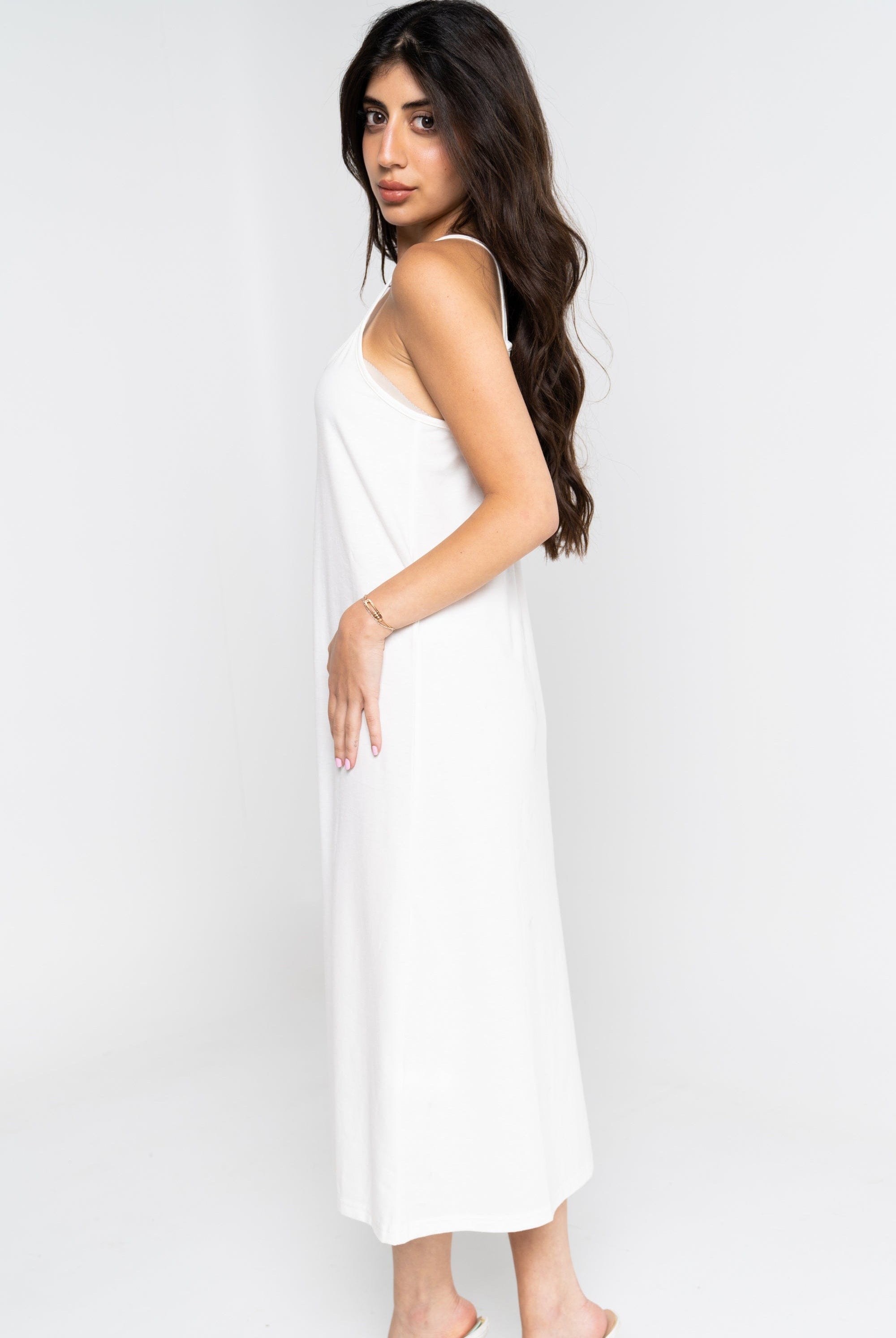 نتشي فستان بحمالات رفيعة سادة