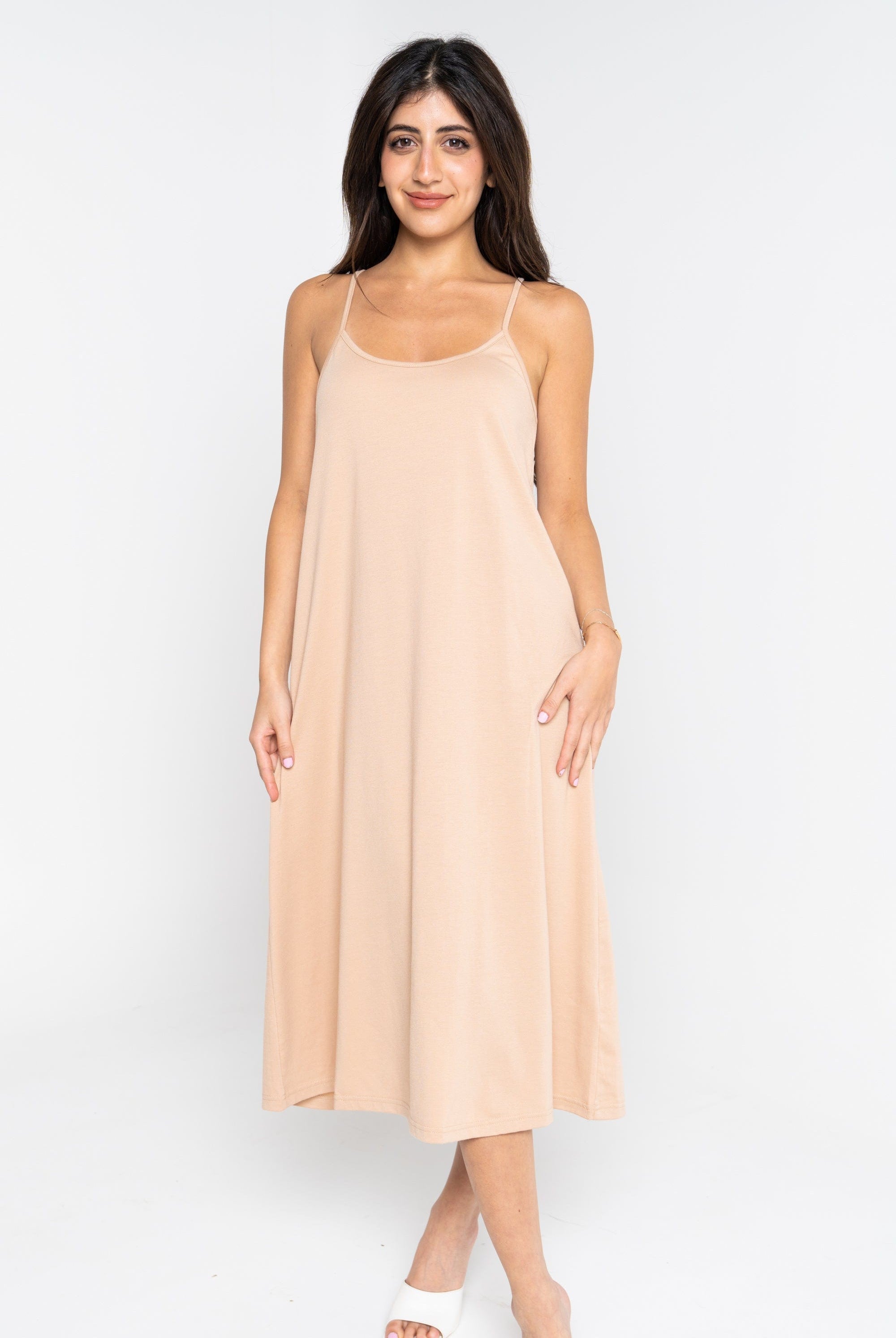 نتشي فستان بحمالات رفيعة سادة