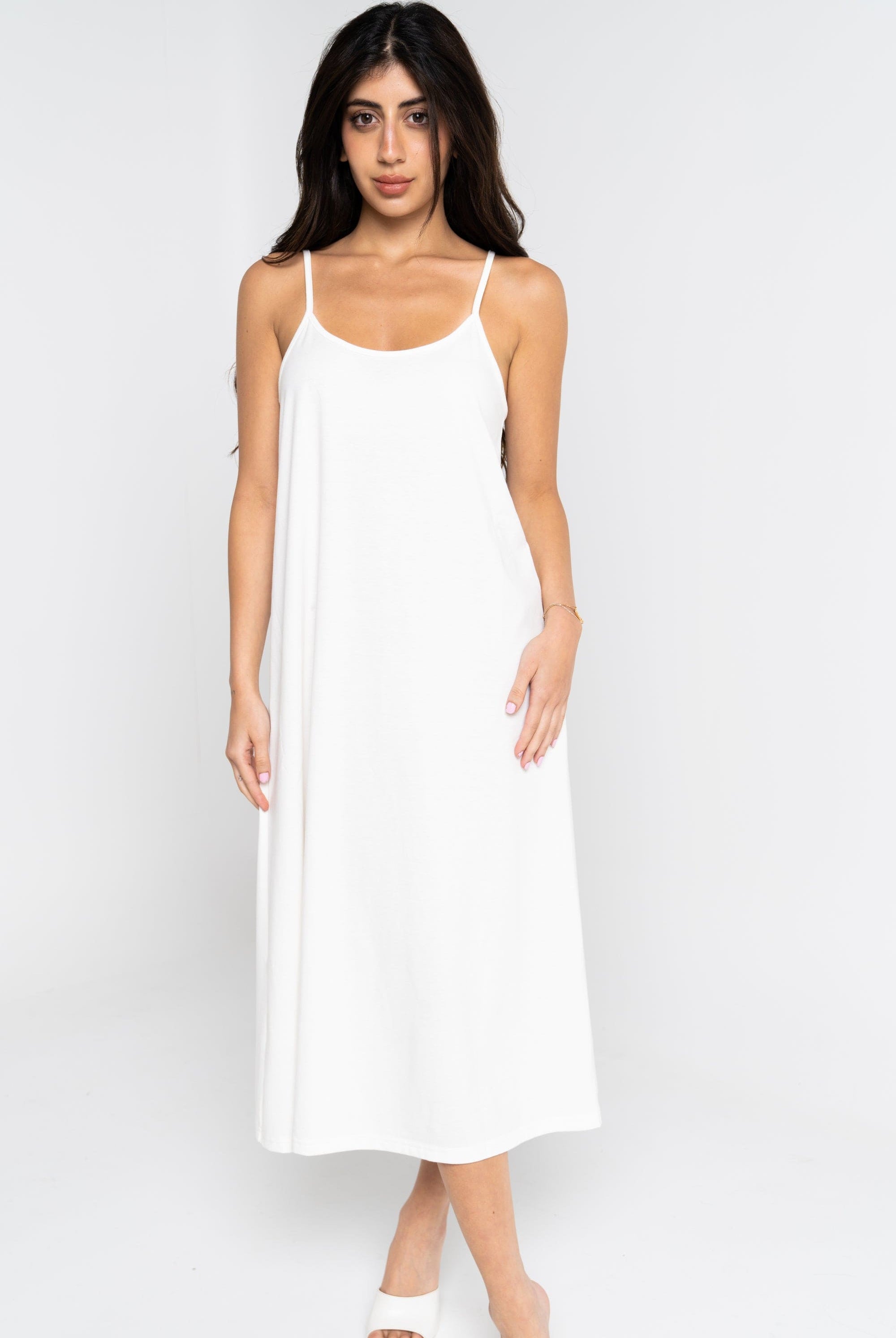 نتشي فستان بحمالات رفيعة سادة