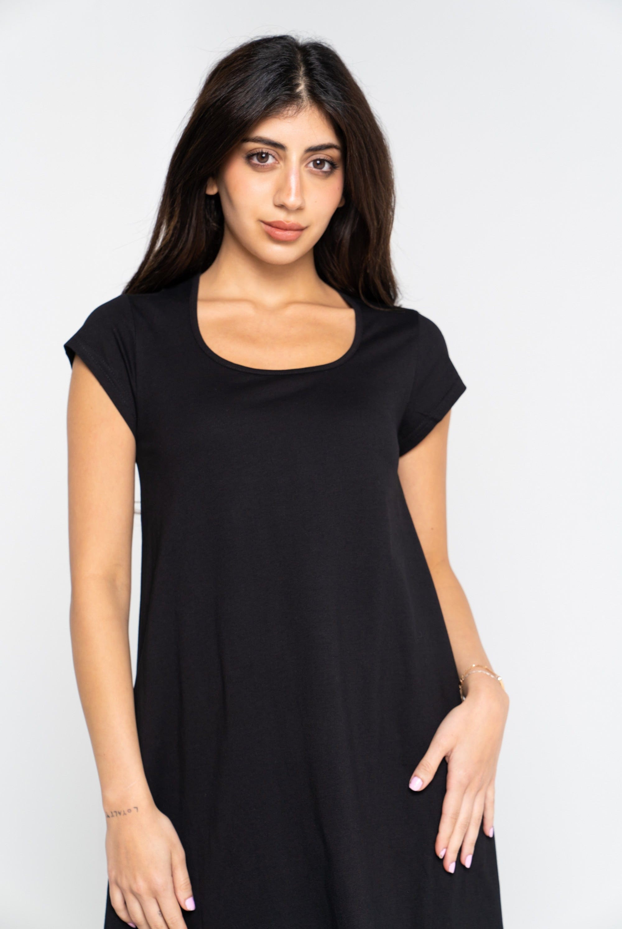 نتشي فستان ميدي بأكمام قصيرة برقبة دائرية