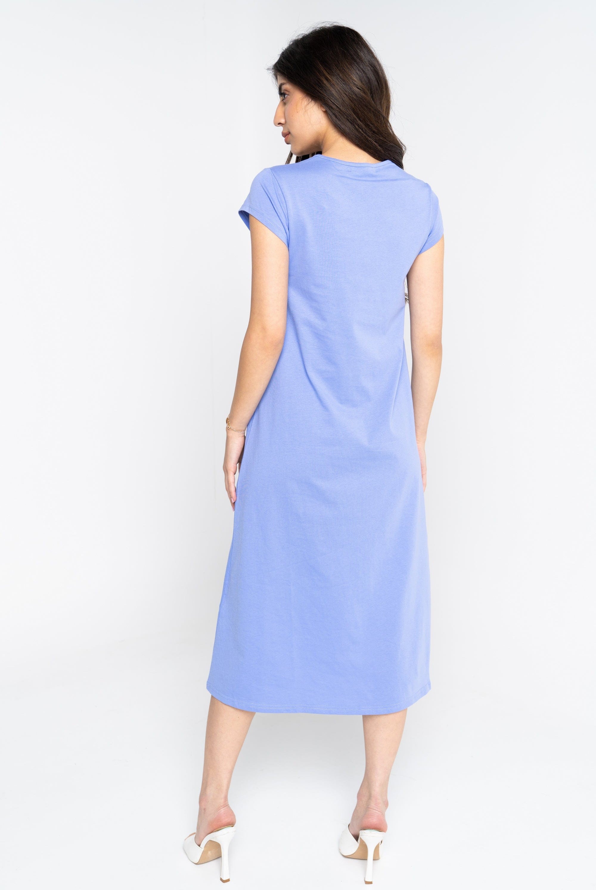 نتشي فستان ميدي بأكمام قصيرة برقبة دائرية