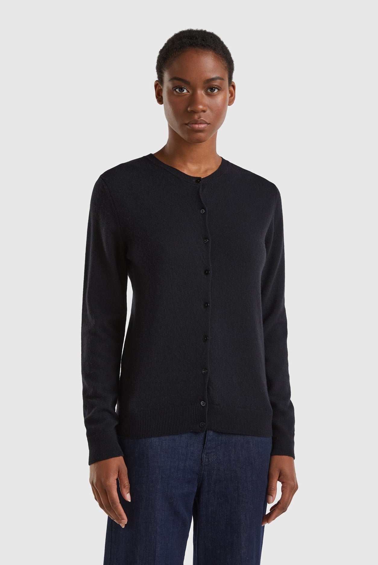 يونايتد كولورز اوف بينيتون كارديجان بياقة دائرية باللون الكريمي من صوف ميرينو الخالص نسائي