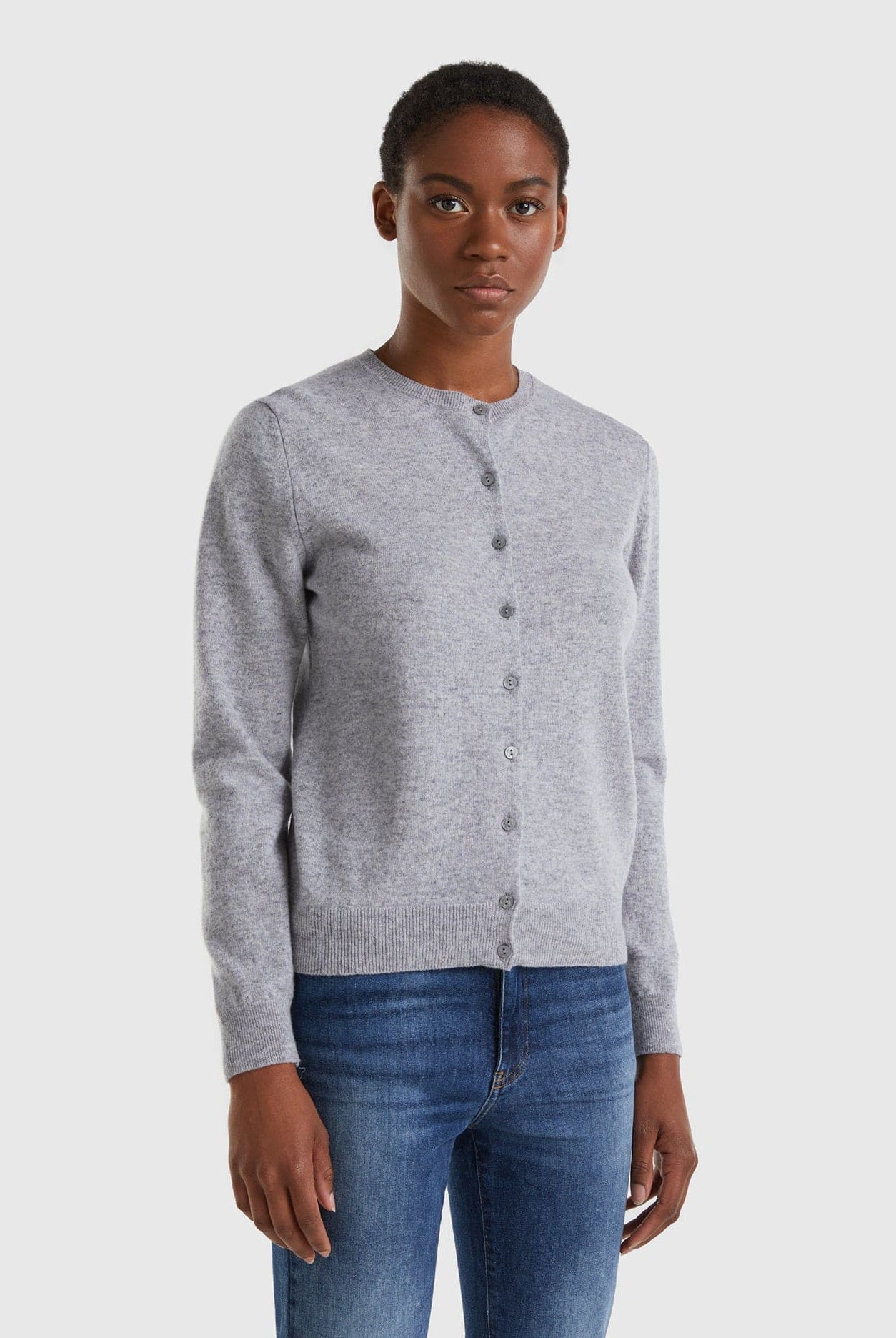 يونايتد كولورز اوف بينيتون كارديجان بياقة دائرية باللون الكريمي من صوف ميرينو الخالص نسائي