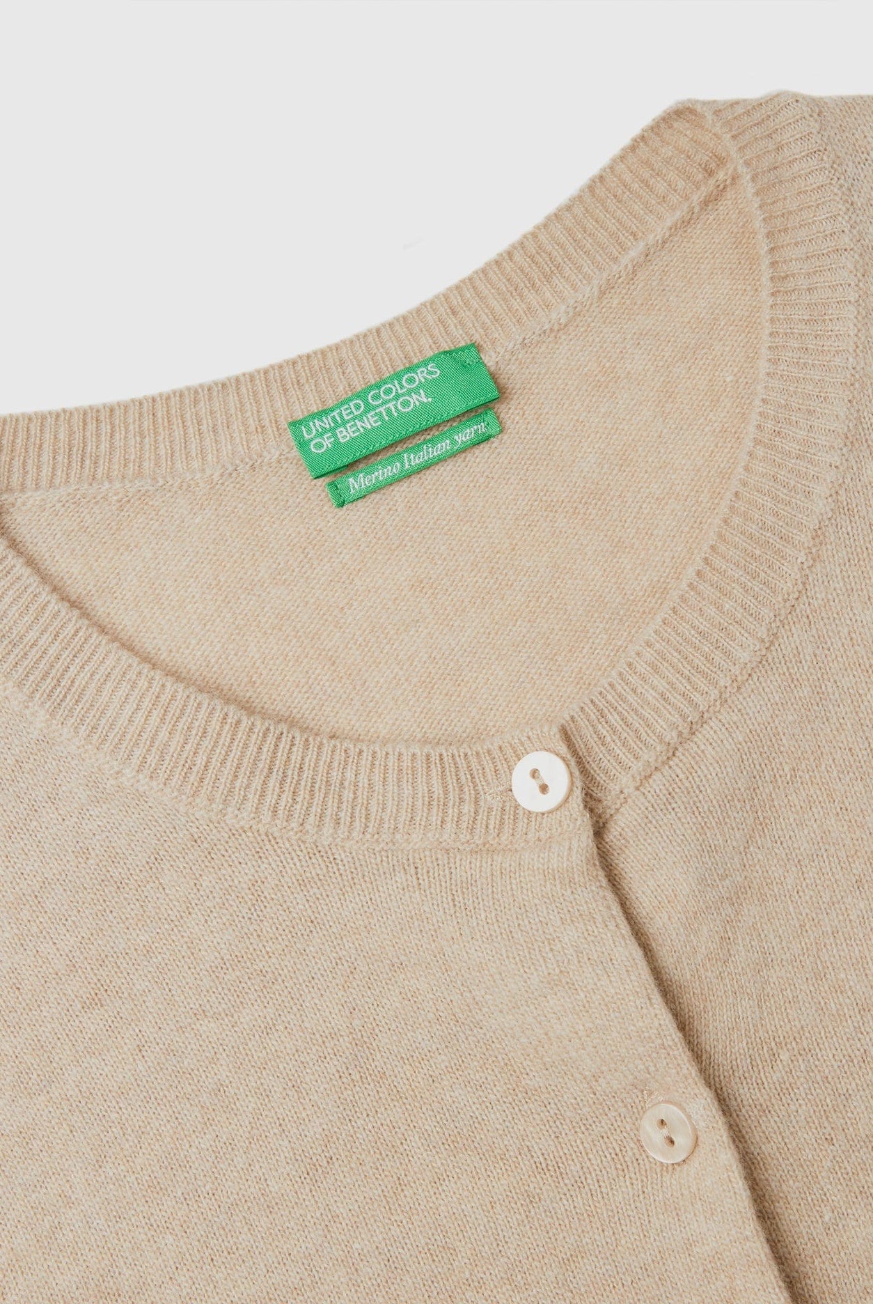 يونايتد كولورز اوف بينيتون كارديجان بياقة دائرية باللون الكريمي من صوف ميرينو الخالص نسائي