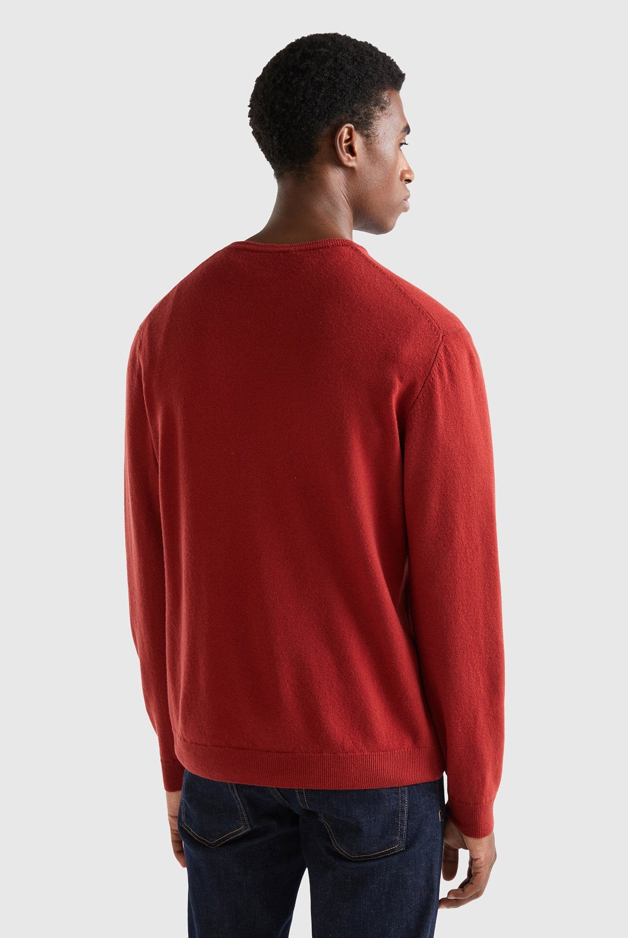 يونايتد كولورز اوف بينيتون بلوفر برقبة دائرية بلون بورجوندي من صوف ميرينو الخالص رجالي