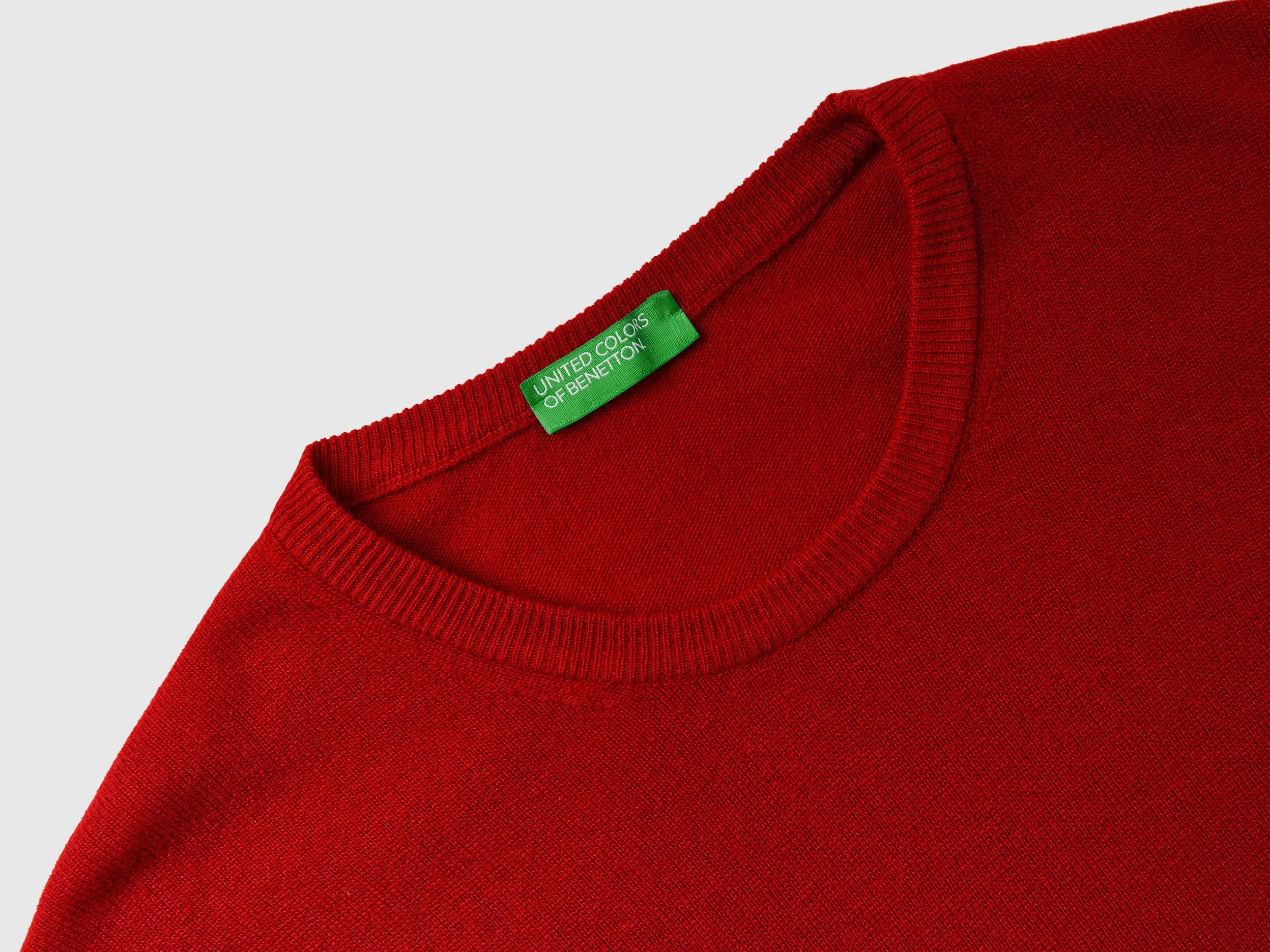 يونايتد كولورز اوف بينيتون بلوفر برقبة دائرية بلون بورجوندي من صوف ميرينو الخالص رجالي