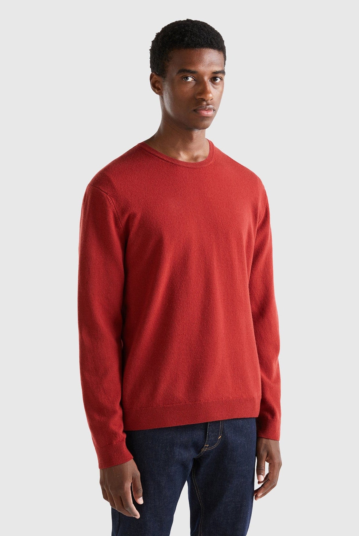 يونايتد كولورز اوف بينيتون بلوفر برقبة دائرية بلون بورجوندي من صوف ميرينو الخالص رجالي