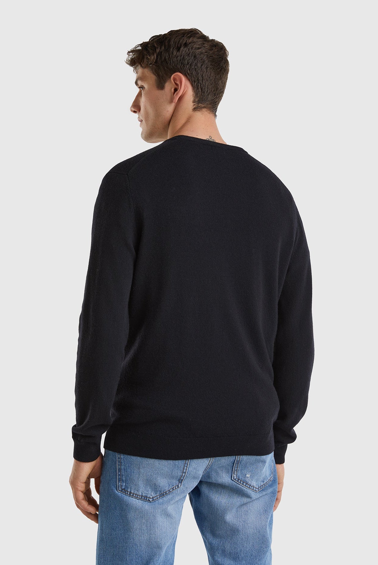 يونايتد كولورز اوف بينيتون بلوفر بياقة على شكل V أسود من صوف ميرينو الخالص رجالي