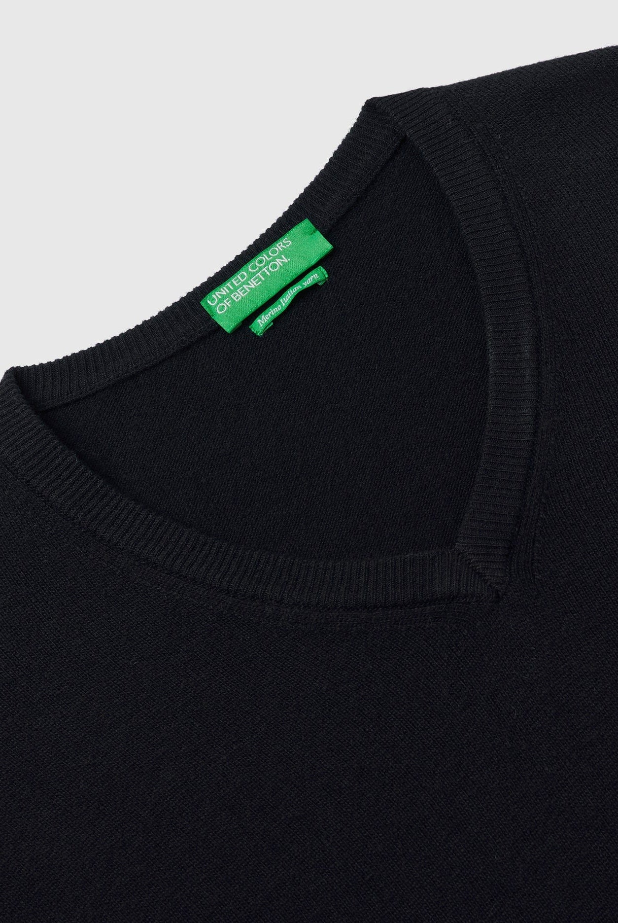 يونايتد كولورز اوف بينيتون بلوفر بياقة على شكل V أسود من صوف ميرينو الخالص رجالي