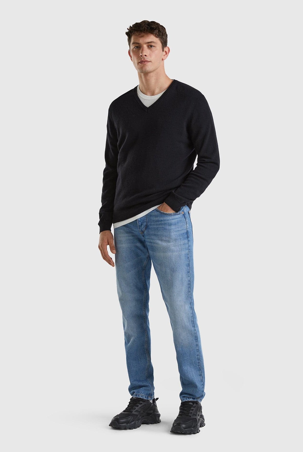 يونايتد كولورز اوف بينيتون بلوفر بياقة على شكل V أسود من صوف ميرينو الخالص رجالي