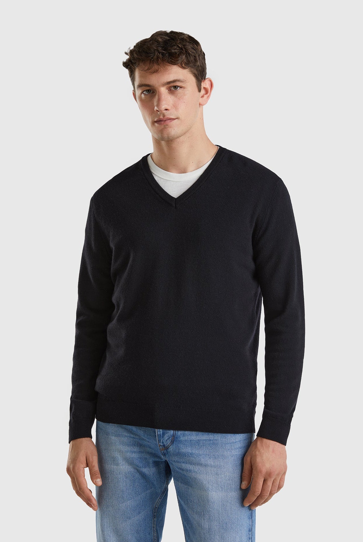 يونايتد كولورز اوف بينيتون بلوفر بياقة على شكل V أسود من صوف ميرينو الخالص رجالي