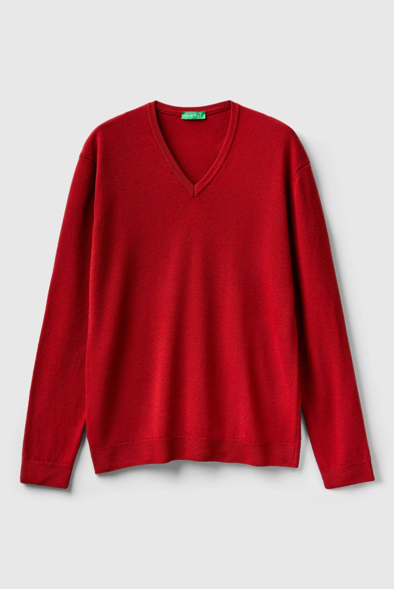 يونايتد كولورز اوف بينيتون بلوفر بياقة على شكل V أسود من صوف ميرينو الخالص رجالي