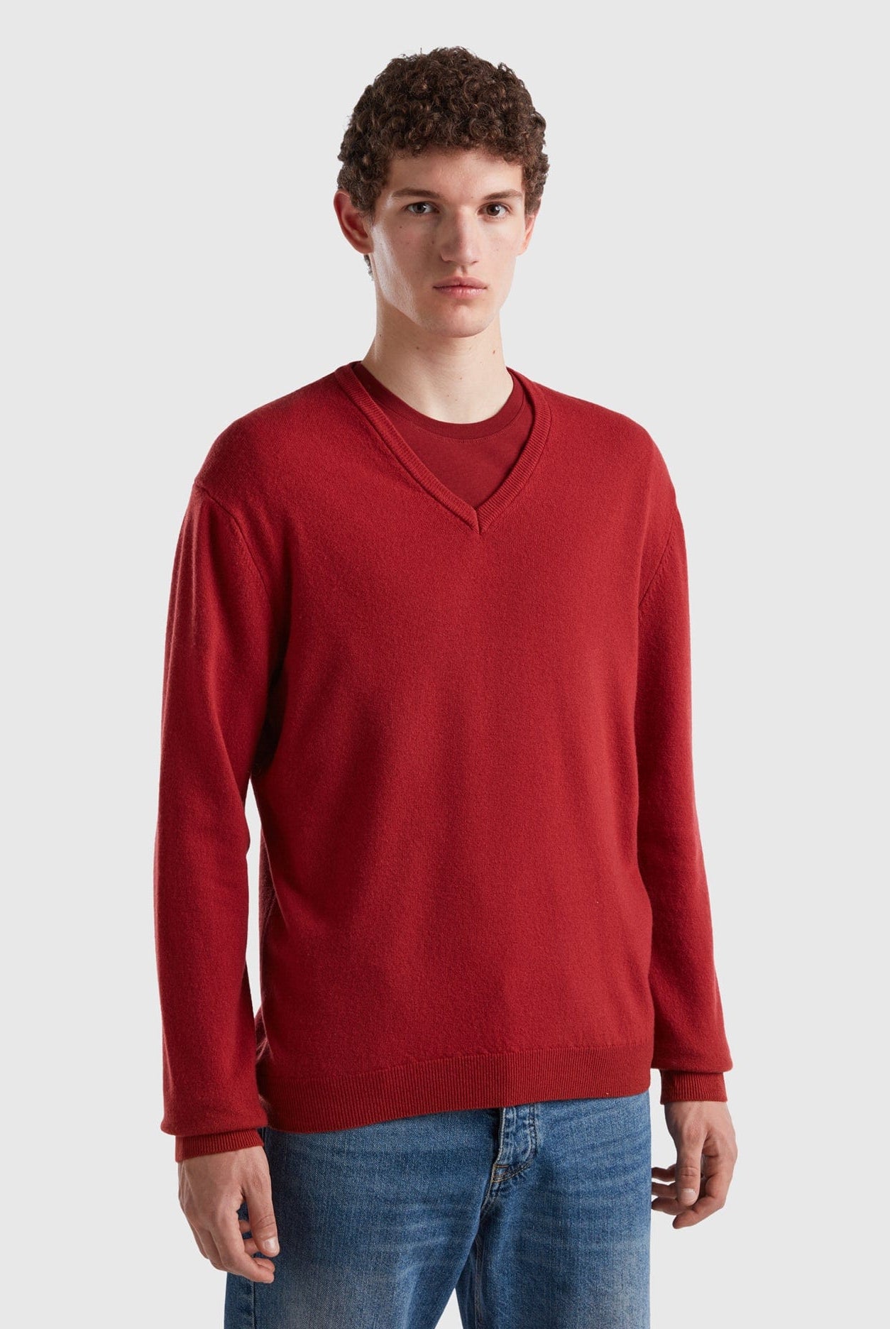 يونايتد كولورز اوف بينيتون بلوفر بياقة على شكل V أسود من صوف ميرينو الخالص رجالي