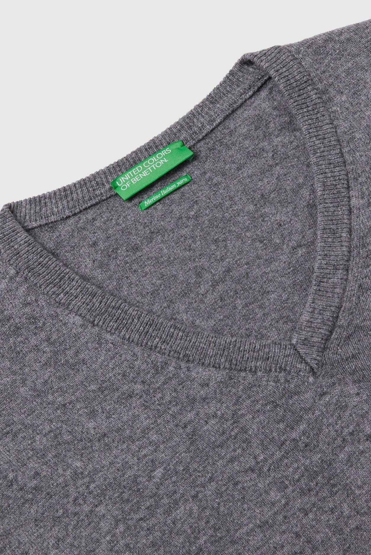 يونايتد كولورز اوف بينيتون بلوفر بياقة على شكل V أسود من صوف ميرينو الخالص رجالي