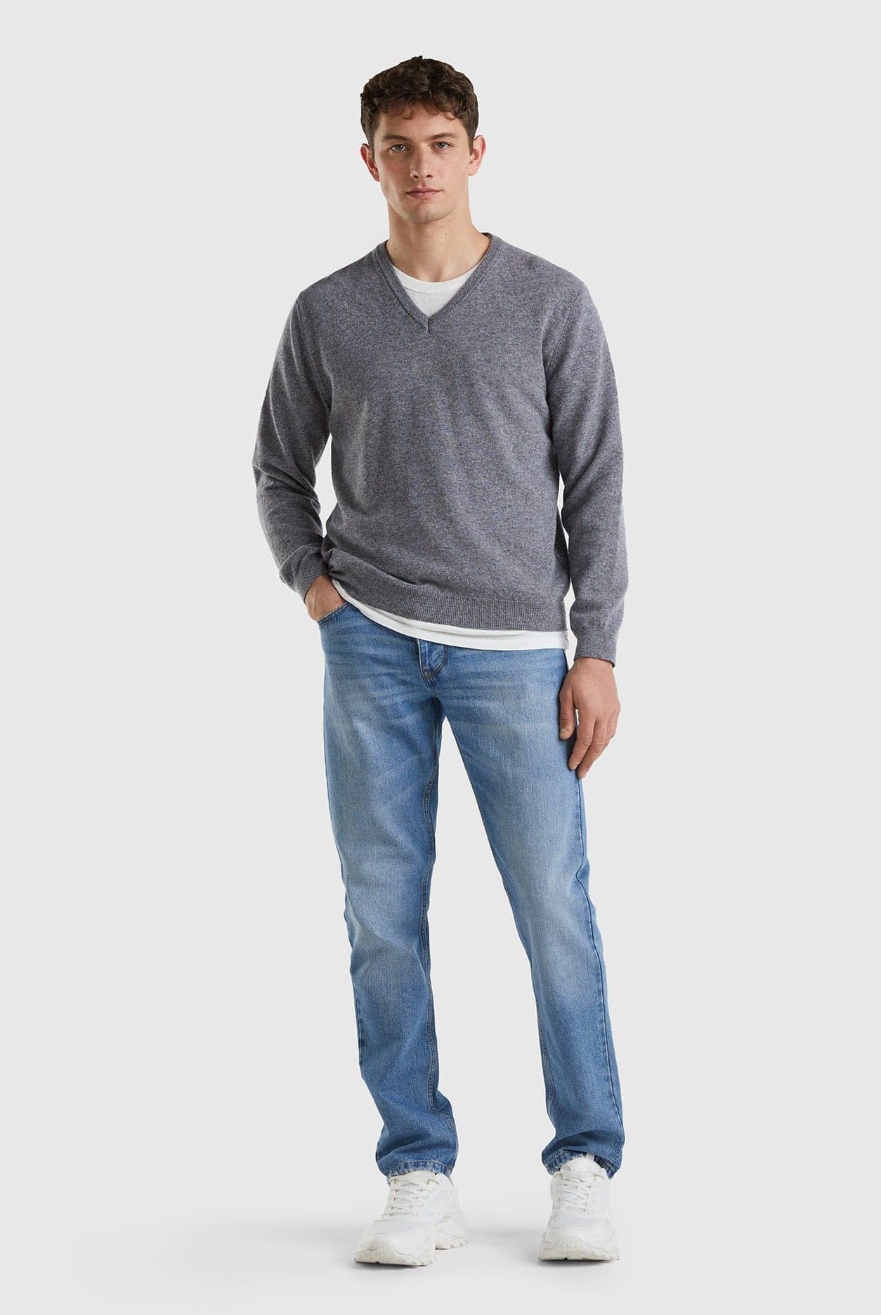 يونايتد كولورز اوف بينيتون بلوفر بياقة على شكل V أسود من صوف ميرينو الخالص رجالي