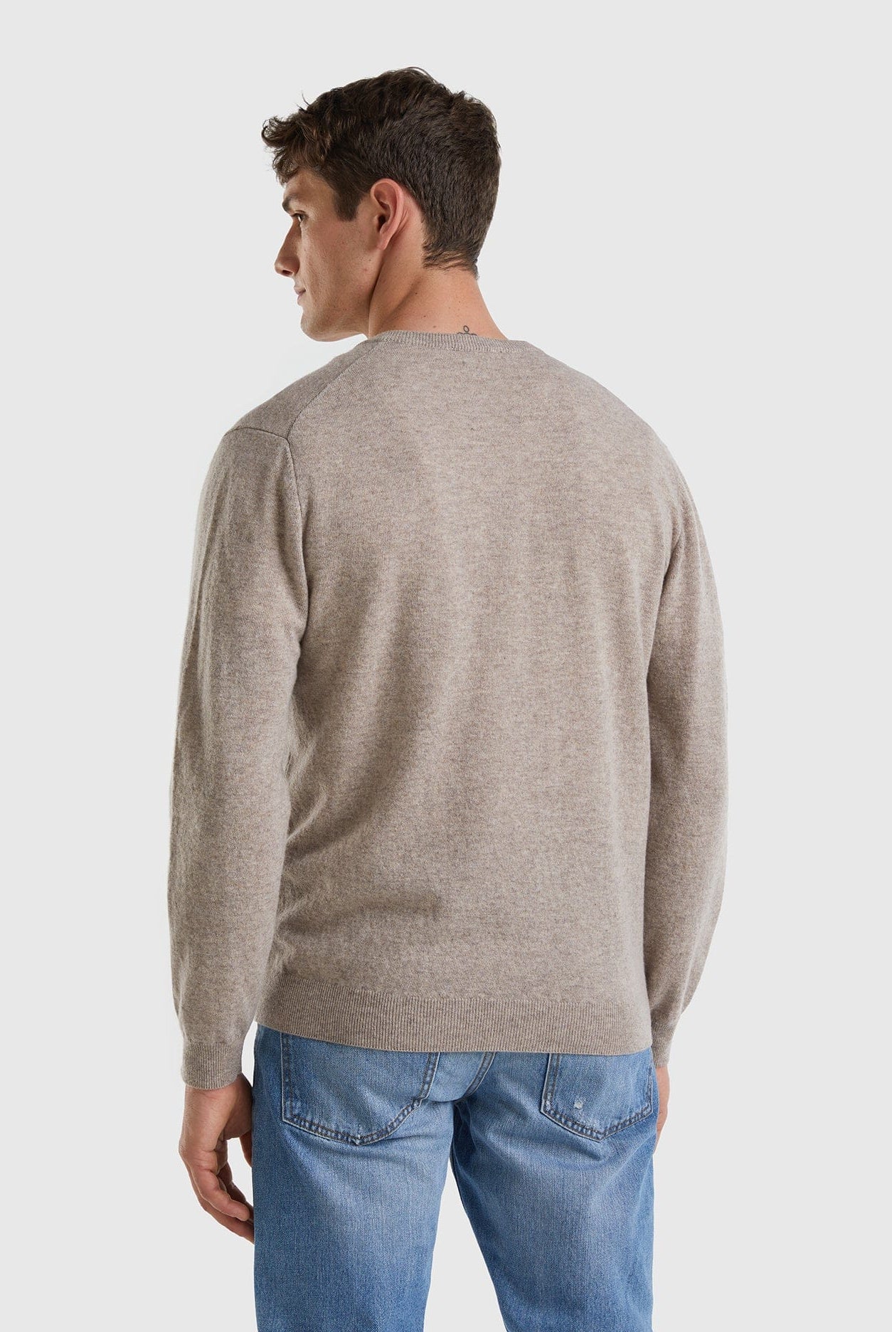 يونايتد كولورز اوف بينيتون بلوفر بياقة على شكل V أسود من صوف ميرينو الخالص رجالي