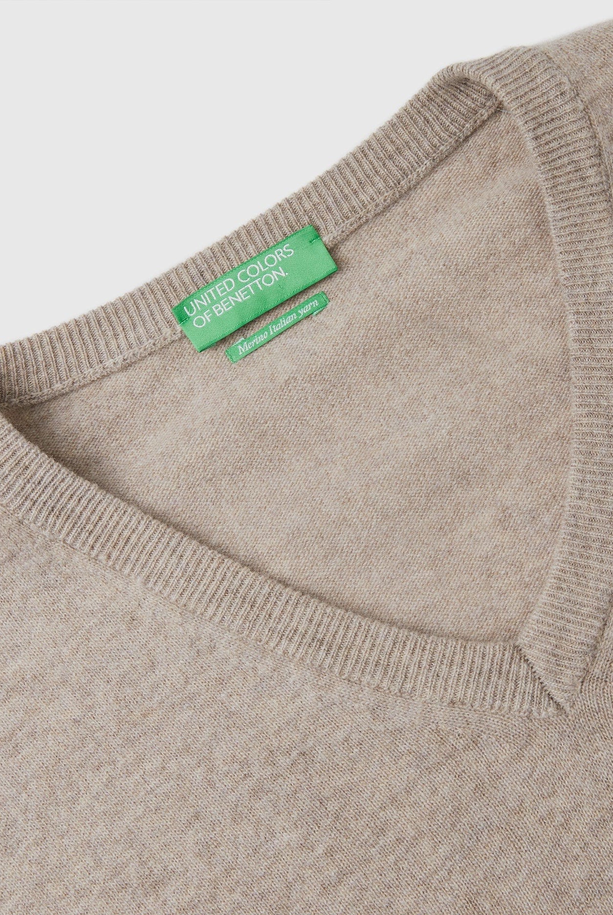 يونايتد كولورز اوف بينيتون بلوفر بياقة على شكل V أسود من صوف ميرينو الخالص رجالي