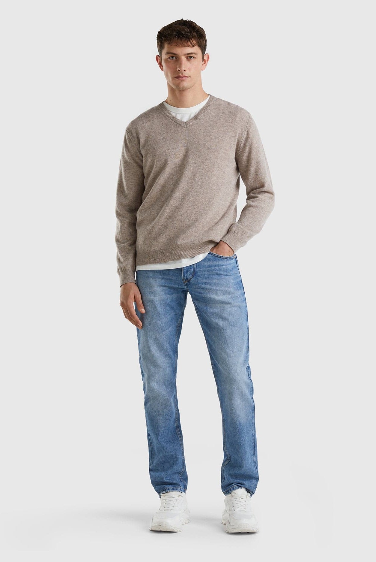 يونايتد كولورز اوف بينيتون بلوفر بياقة على شكل V أسود من صوف ميرينو الخالص رجالي