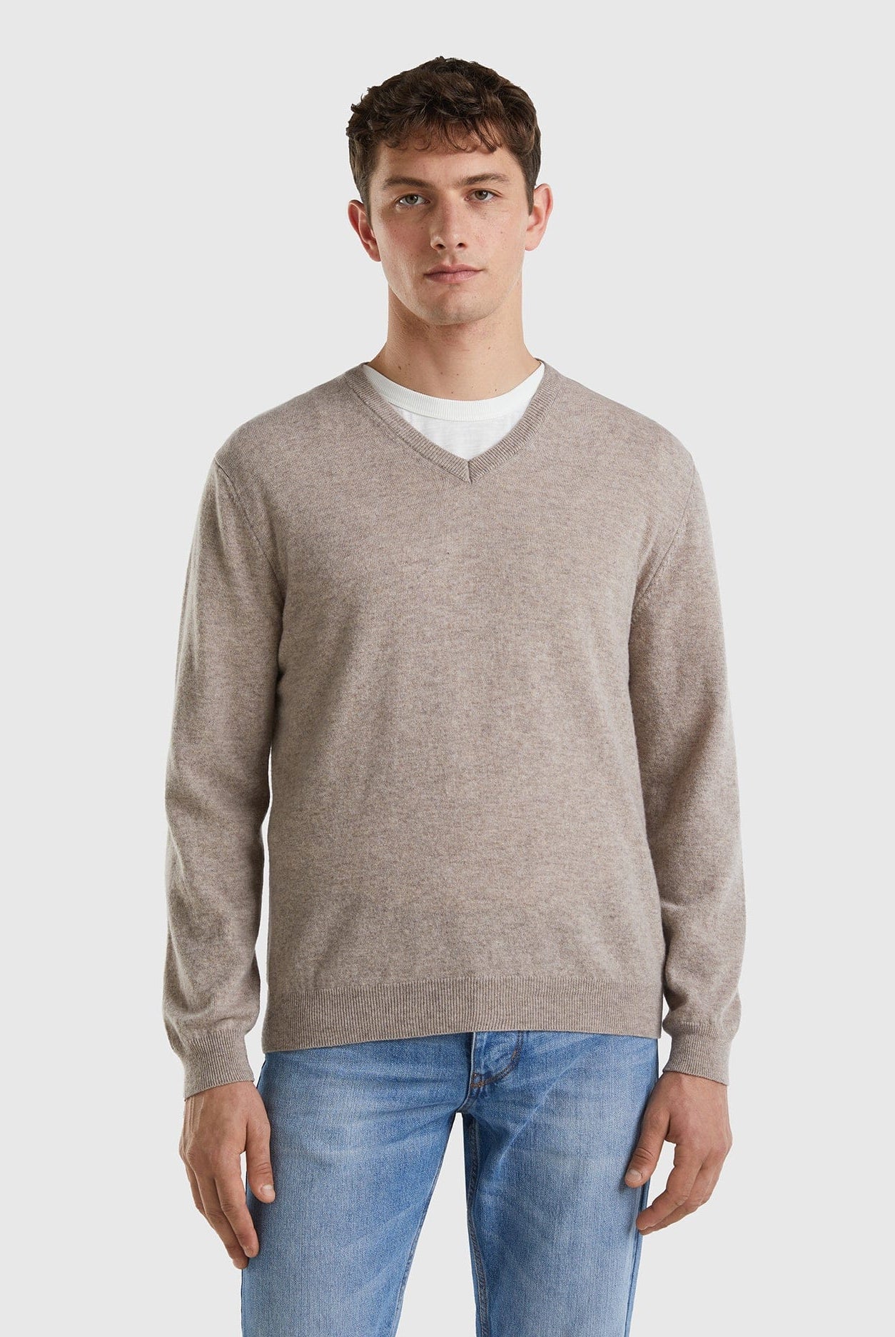 يونايتد كولورز اوف بينيتون بلوفر بياقة على شكل V أسود من صوف ميرينو الخالص رجالي