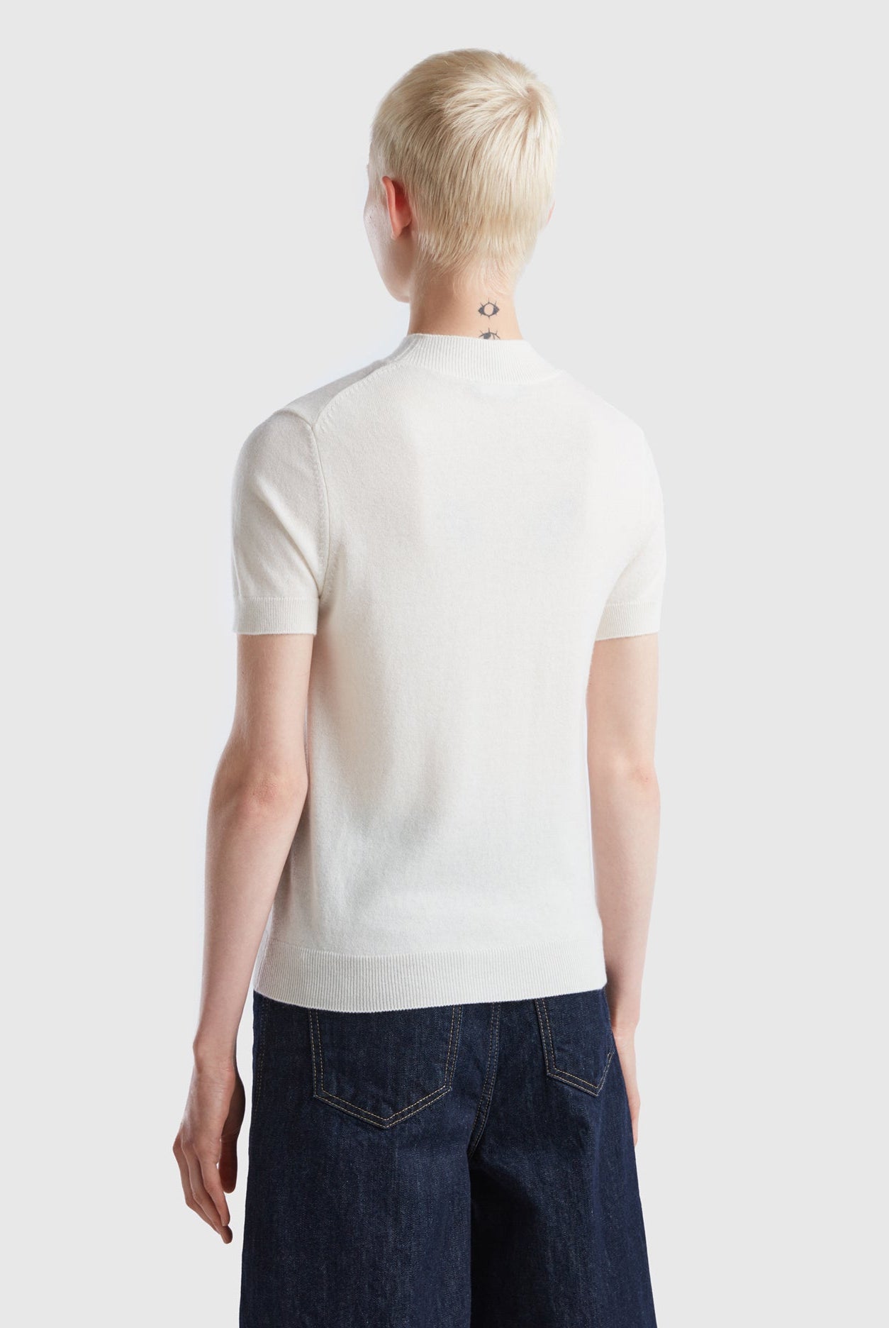 يونايتد كولورز اوف بينيتون سترة بيضاء قصيرة الأكمام من مزيج الكشمير