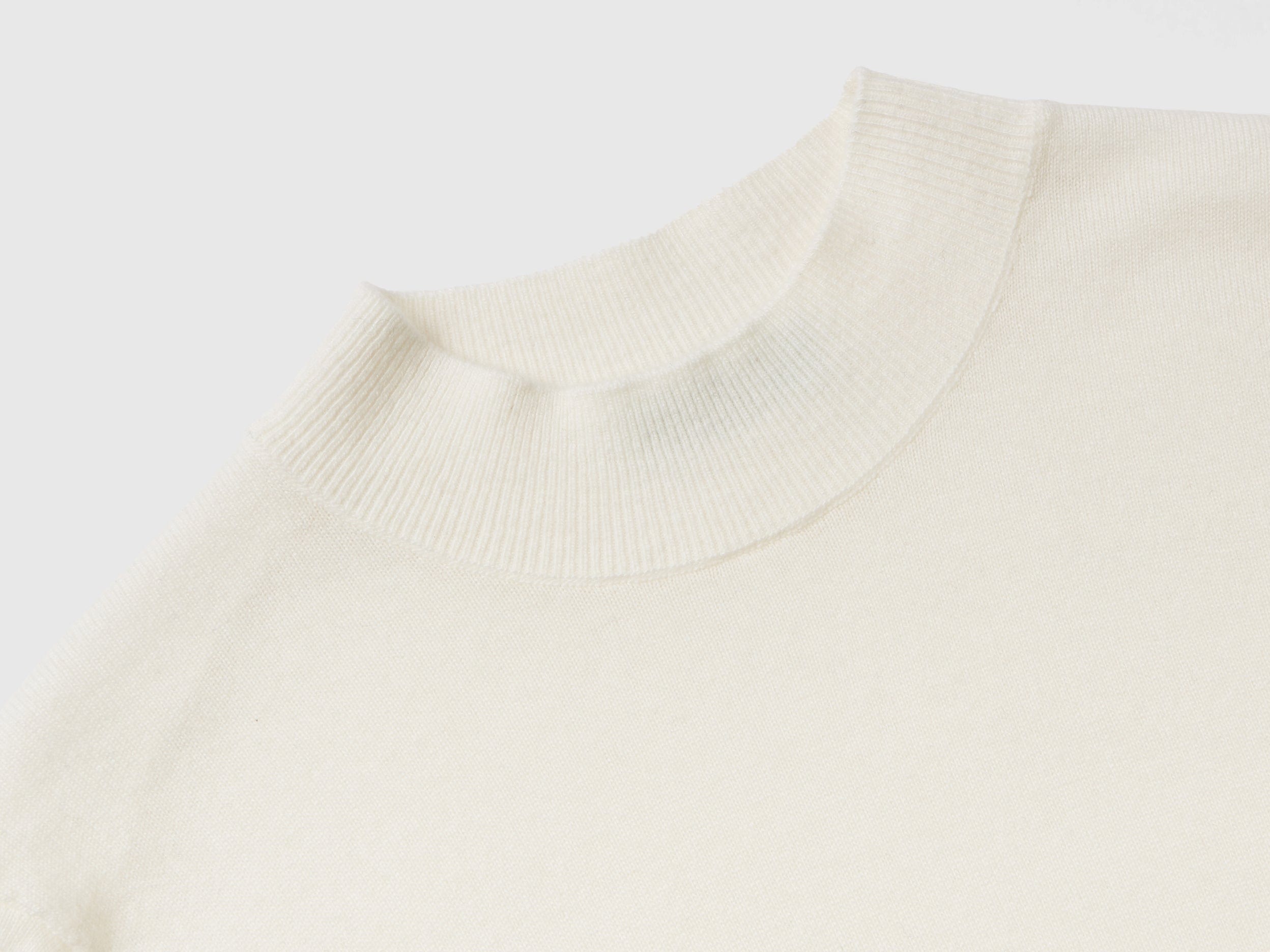 يونايتد كولورز اوف بينيتون سترة بيضاء قصيرة الأكمام من مزيج الكشمير