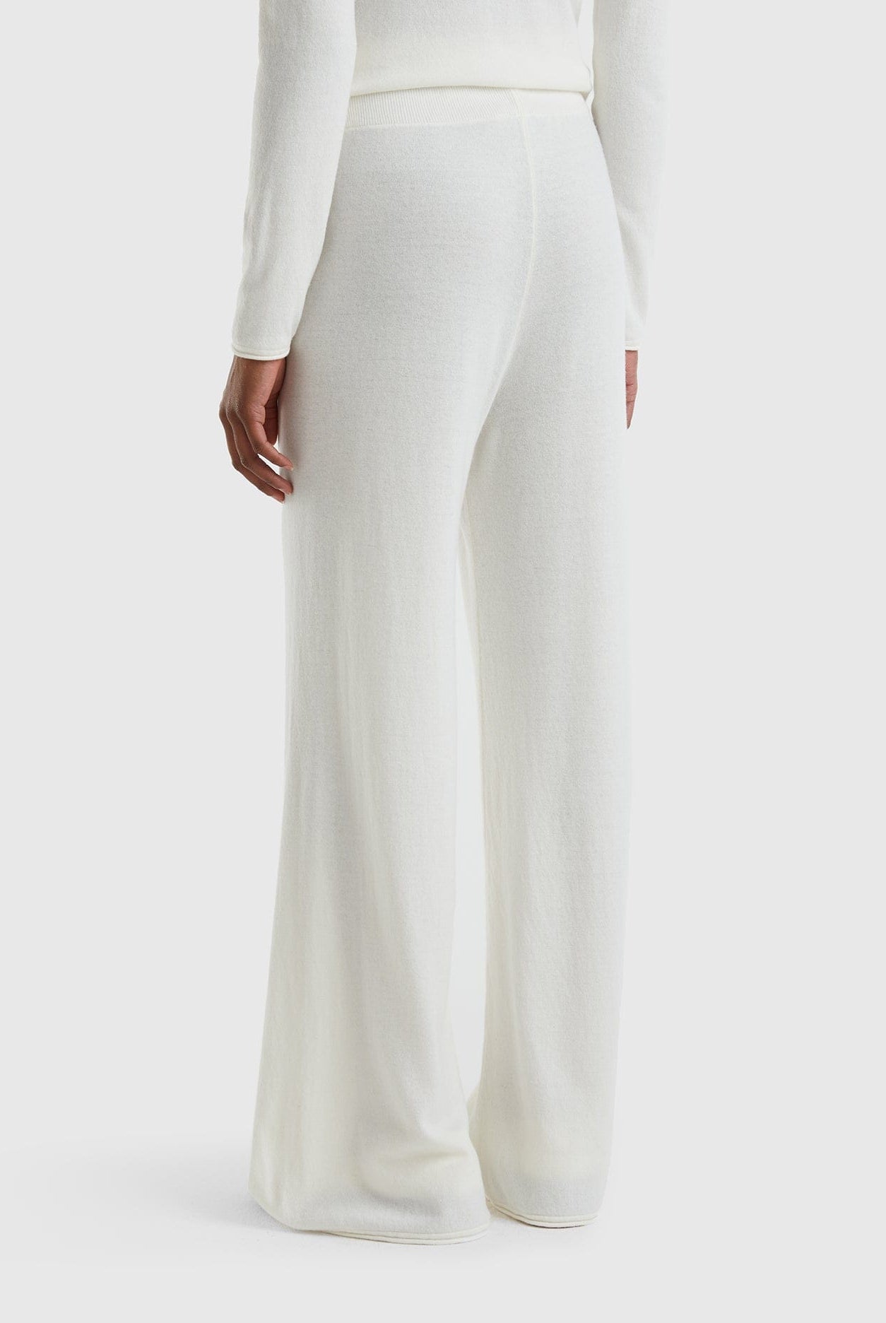 يونايتد كولورز اوف بينيتون بنطلون واسع بلون كريمي من خليط الكشمير والصوف نسائي