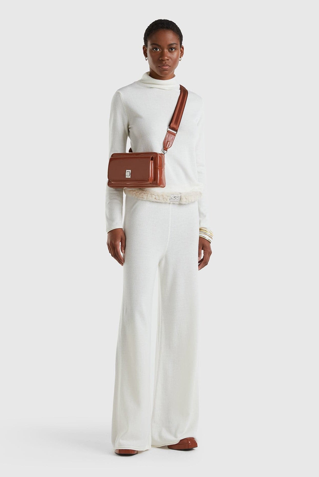 يونايتد كولورز اوف بينيتون بنطلون واسع بلون كريمي من خليط الكشمير والصوف نسائي