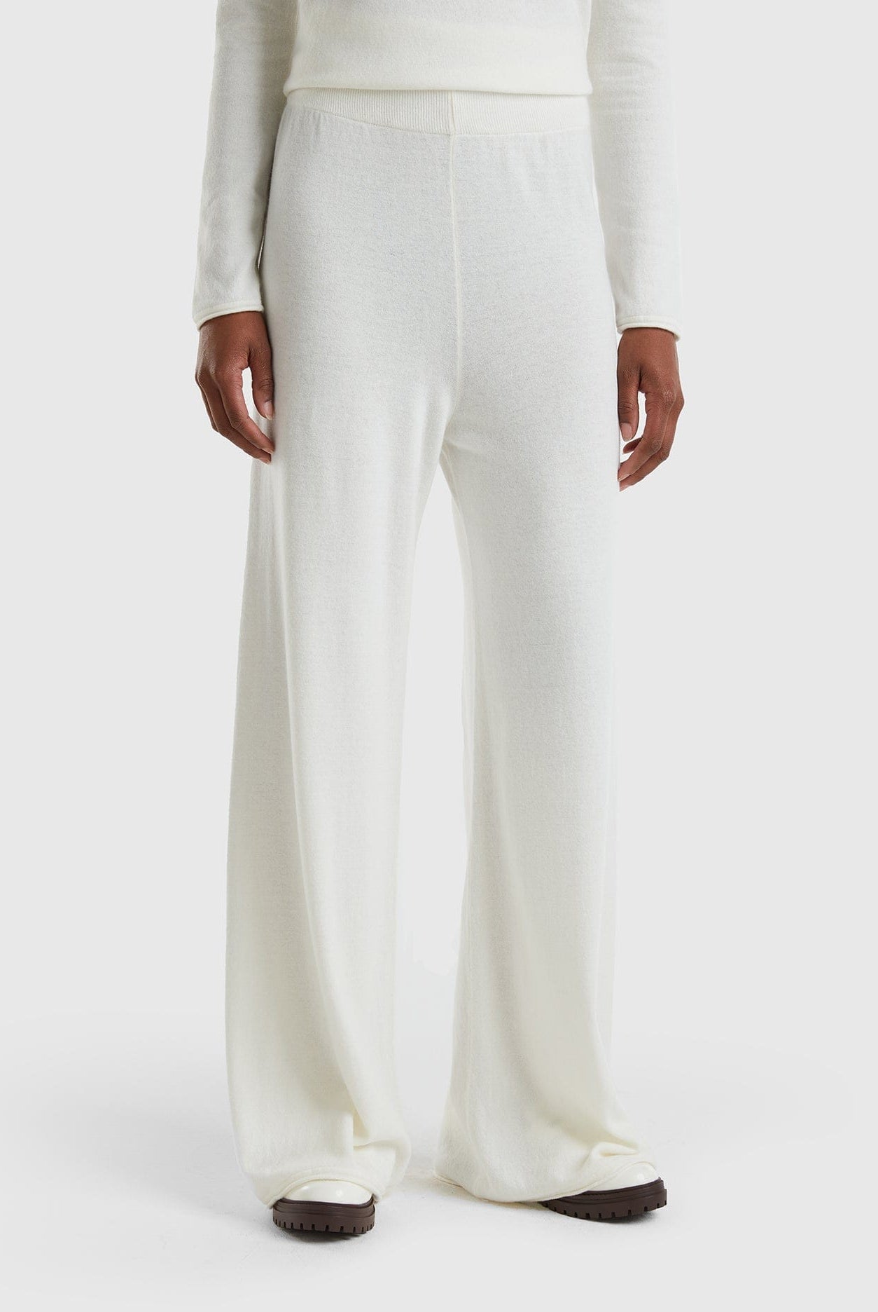 يونايتد كولورز اوف بينيتون بنطلون واسع بلون كريمي من خليط الكشمير والصوف نسائي