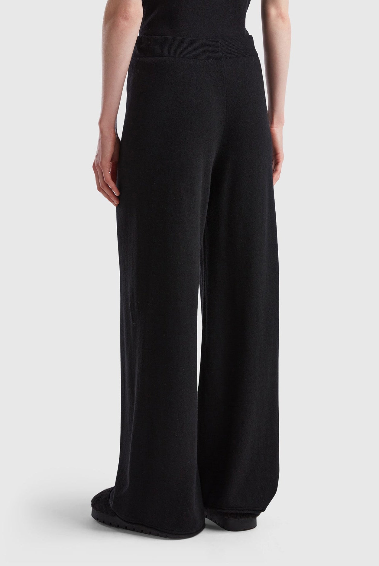 يونايتد كولورز اوف بينيتون بنطلون واسع بلون كريمي من خليط الكشمير والصوف نسائي