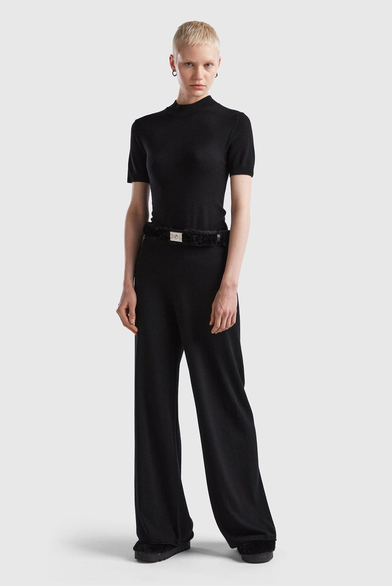 يونايتد كولورز اوف بينيتون بنطلون واسع بلون كريمي من خليط الكشمير والصوف نسائي