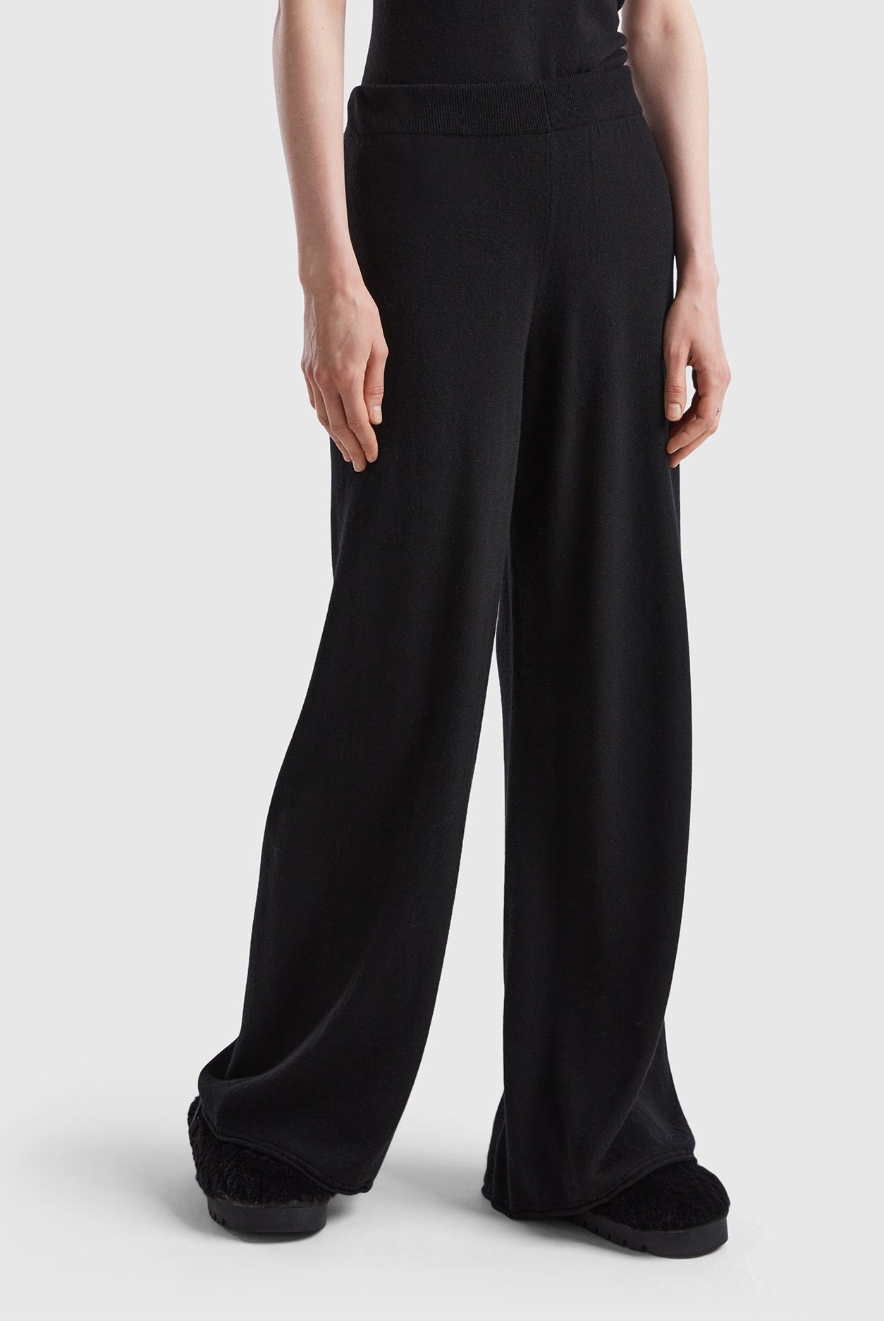 يونايتد كولورز اوف بينيتون بنطلون واسع بلون كريمي من خليط الكشمير والصوف نسائي