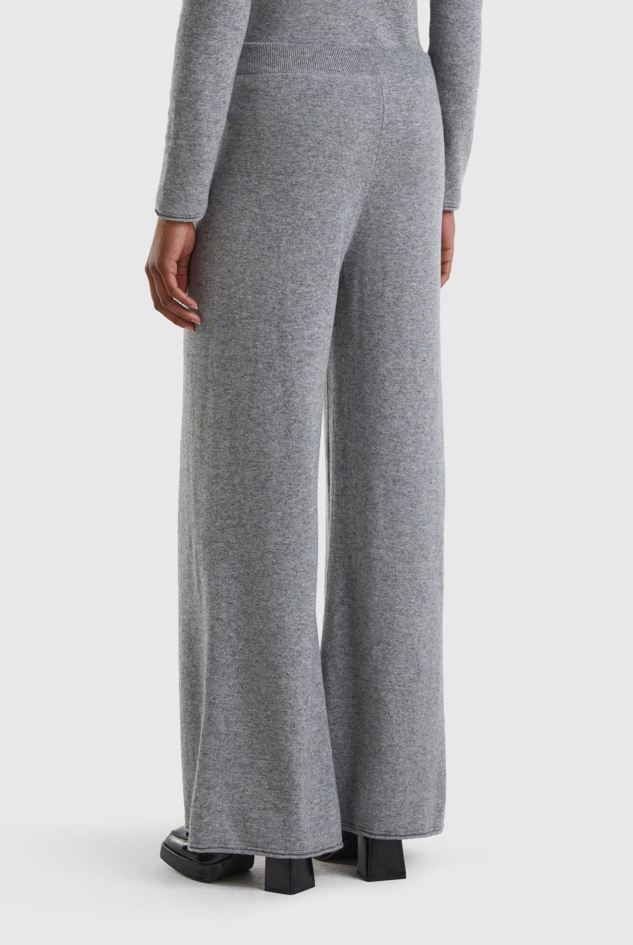 يونايتد كولورز اوف بينيتون بنطلون واسع بلون كريمي من خليط الكشمير والصوف نسائي