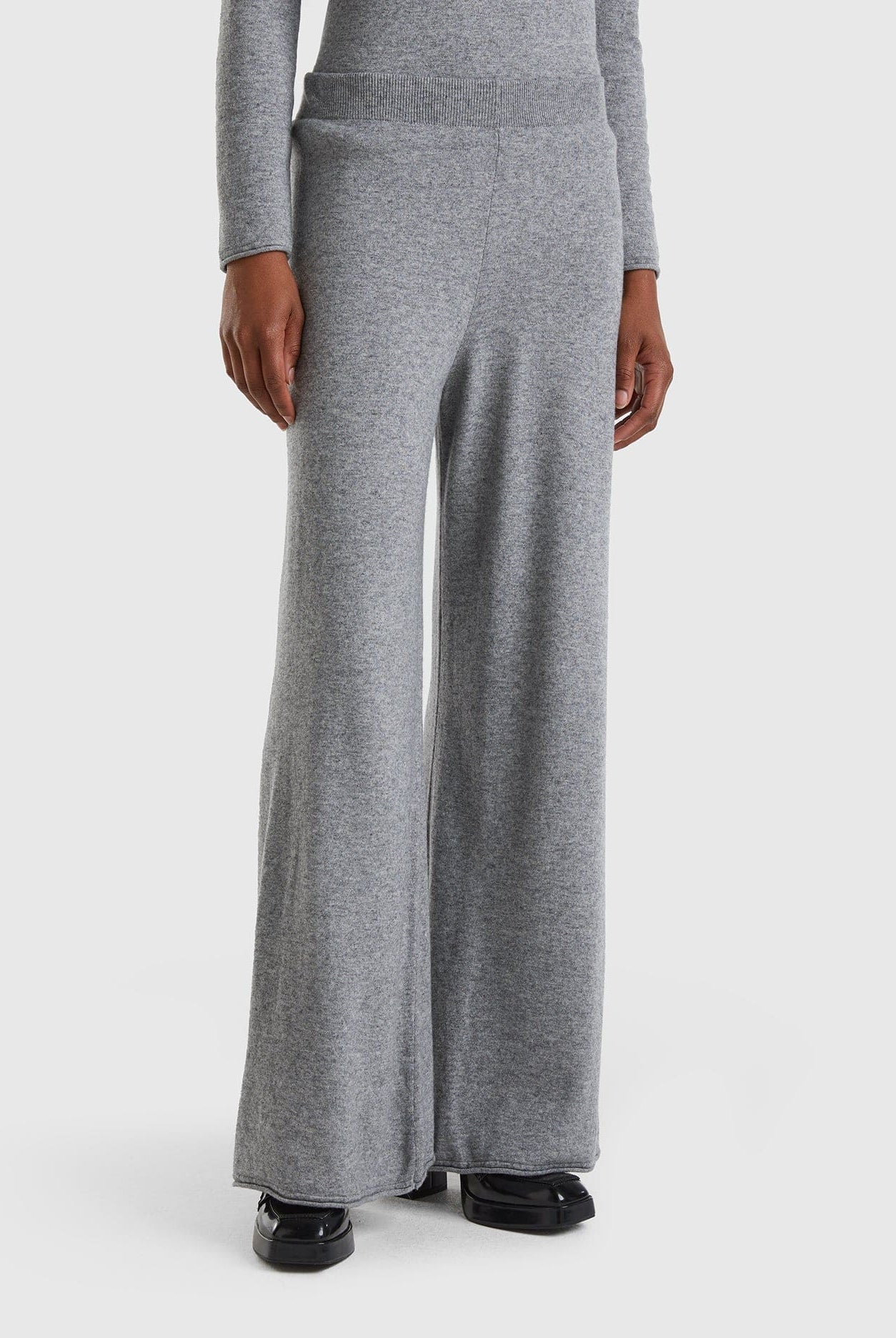 يونايتد كولورز اوف بينيتون بنطلون واسع بلون كريمي من خليط الكشمير والصوف نسائي