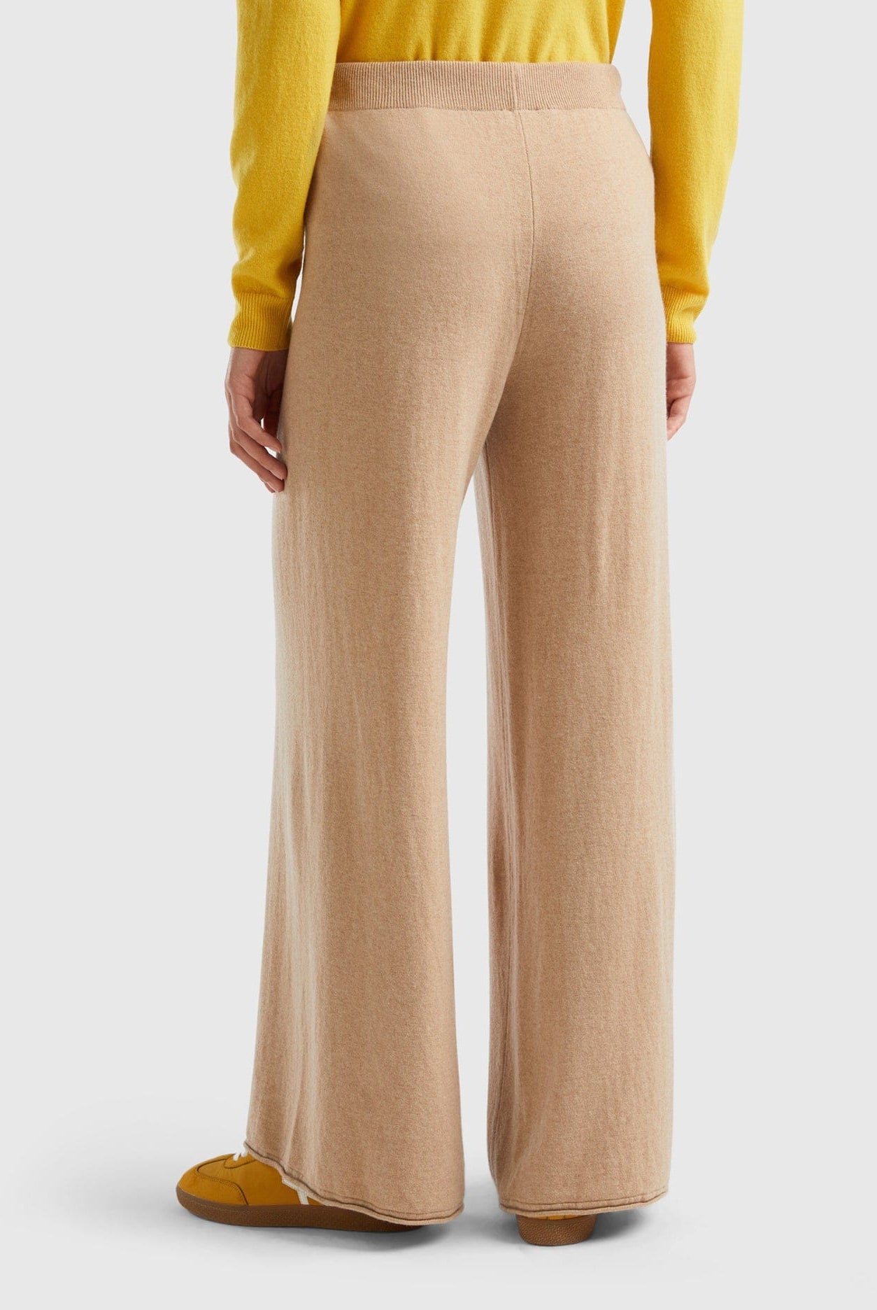 يونايتد كولورز اوف بينيتون بنطلون واسع بلون كريمي من خليط الكشمير والصوف نسائي