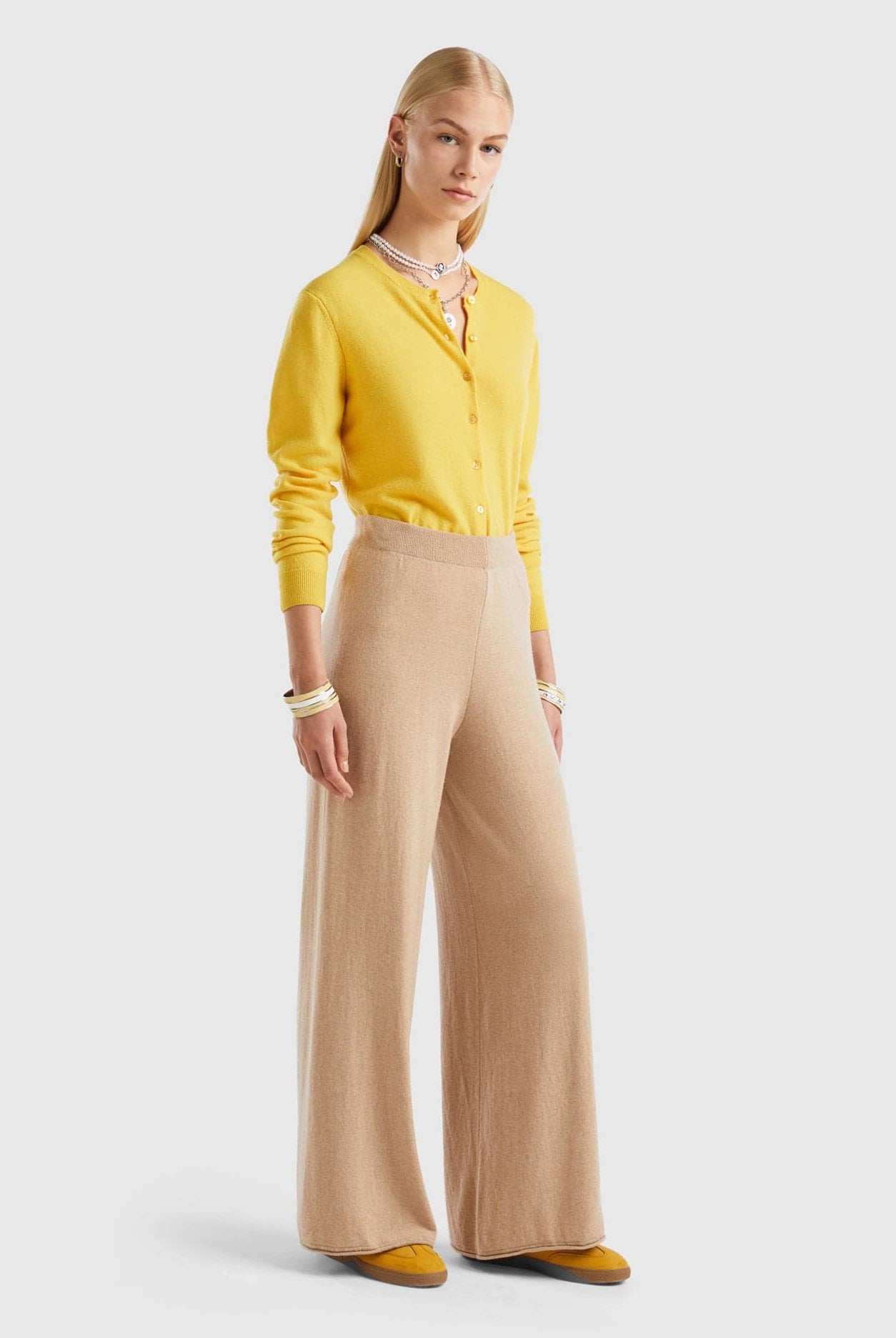 يونايتد كولورز اوف بينيتون بنطلون واسع بلون كريمي من خليط الكشمير والصوف نسائي