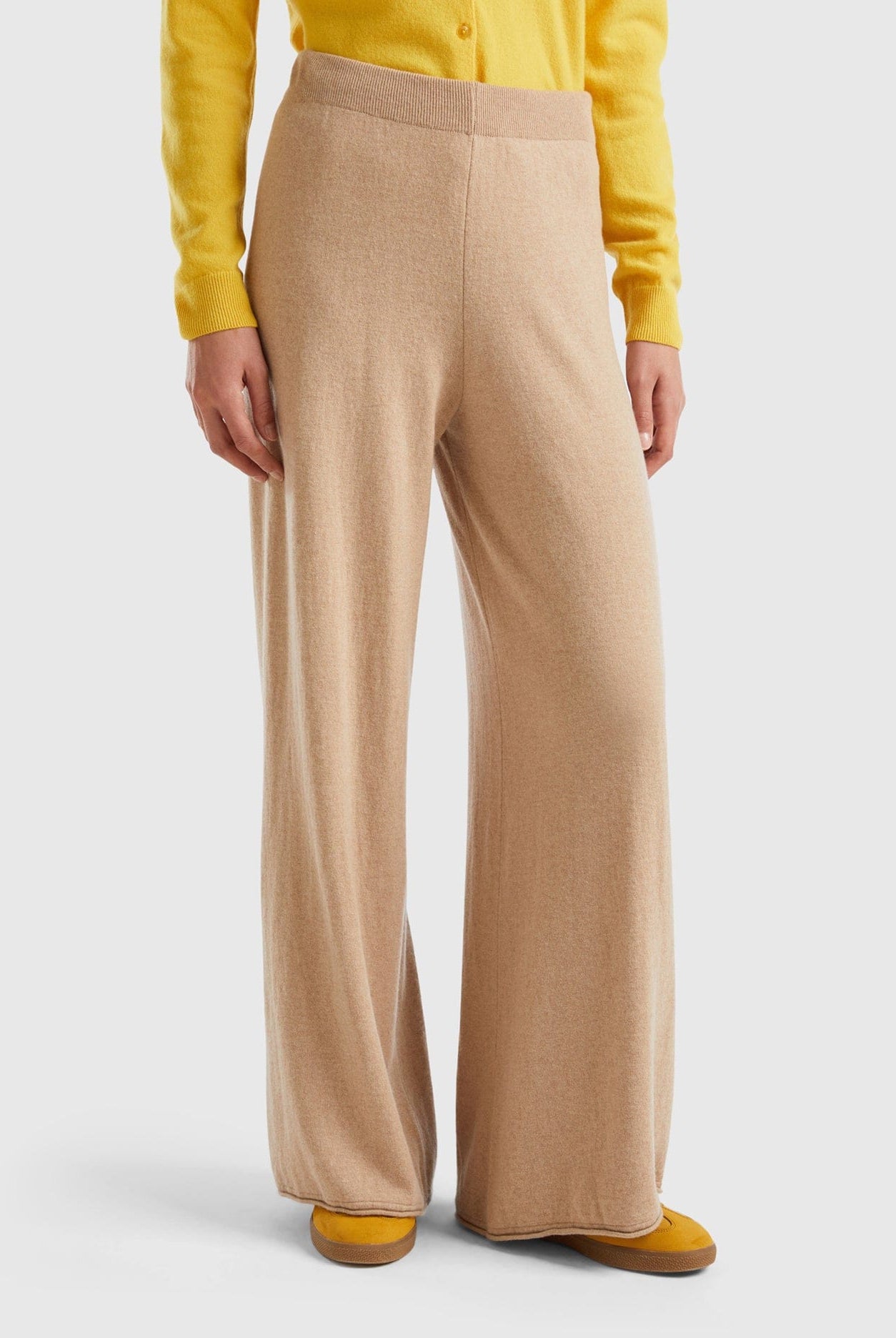 يونايتد كولورز اوف بينيتون بنطلون واسع بلون كريمي من خليط الكشمير والصوف نسائي