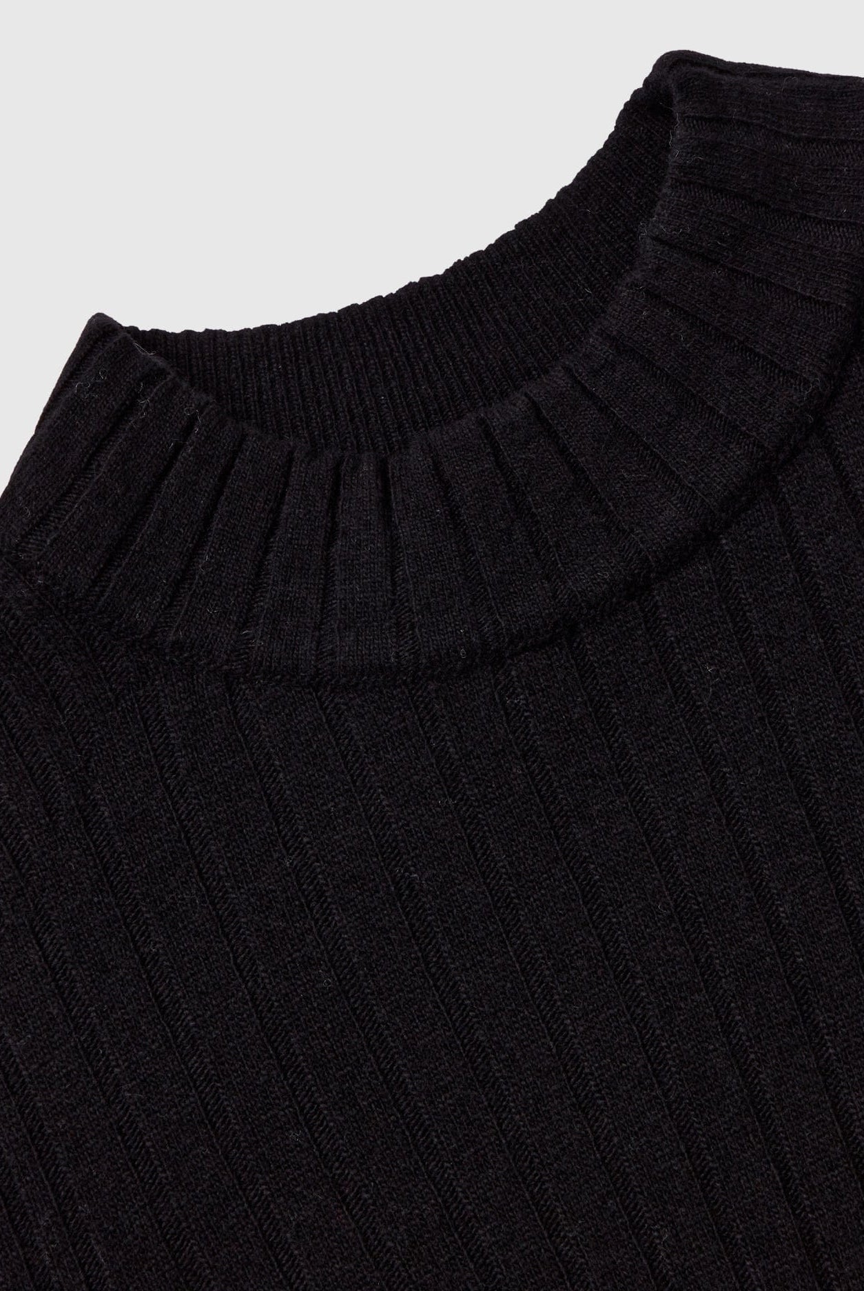 يونايتد كولورز اوف بينيتون سويتر بياقة عالية مع فتحات